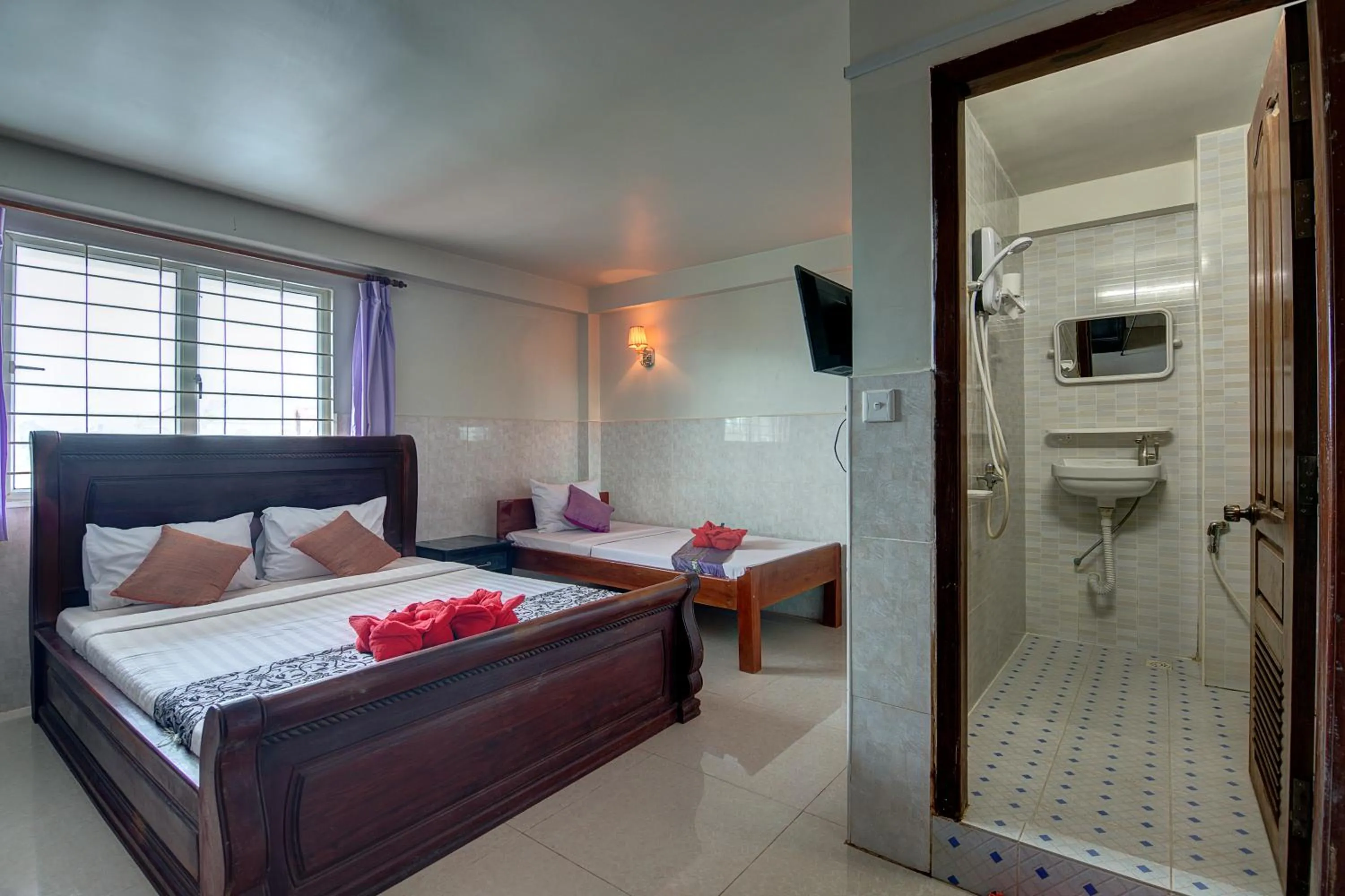 Photo of the whole room, Bed in Siem Reap Pub Hostel