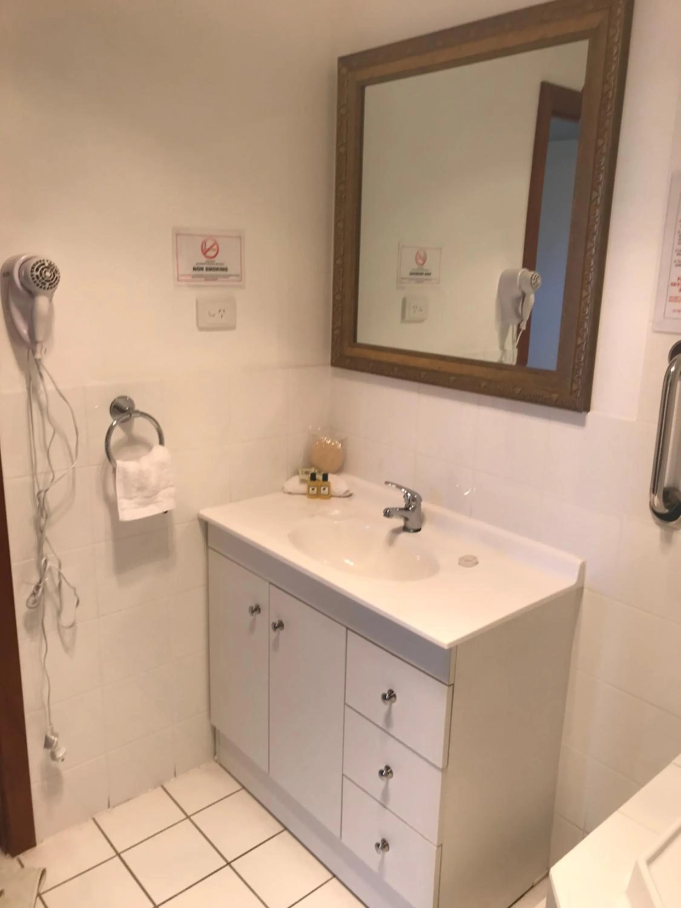 Bathroom in Lake Albert Motel