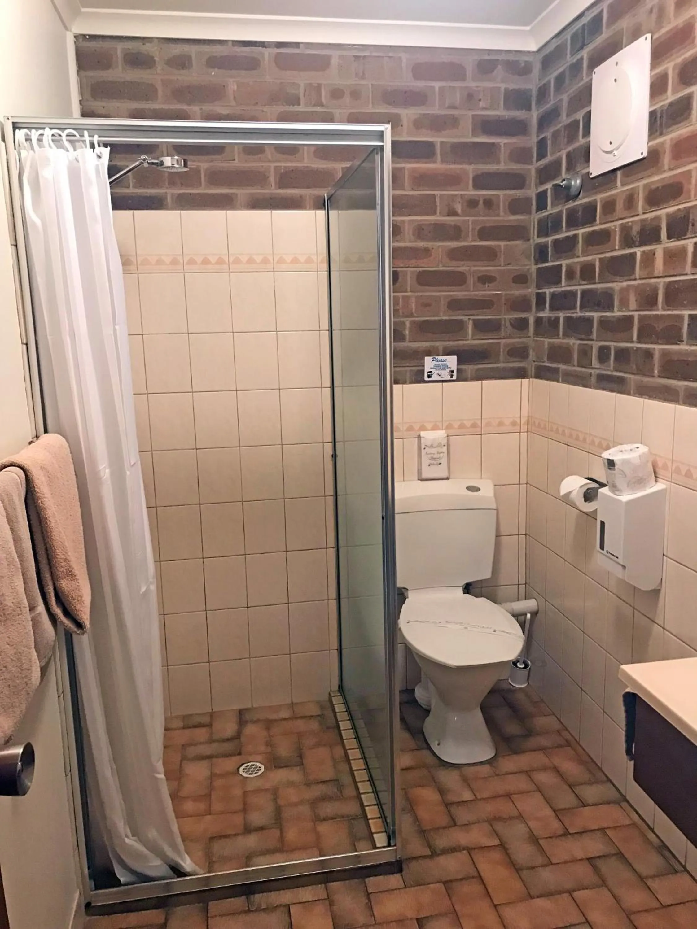 Shower in Lake Albert Motel