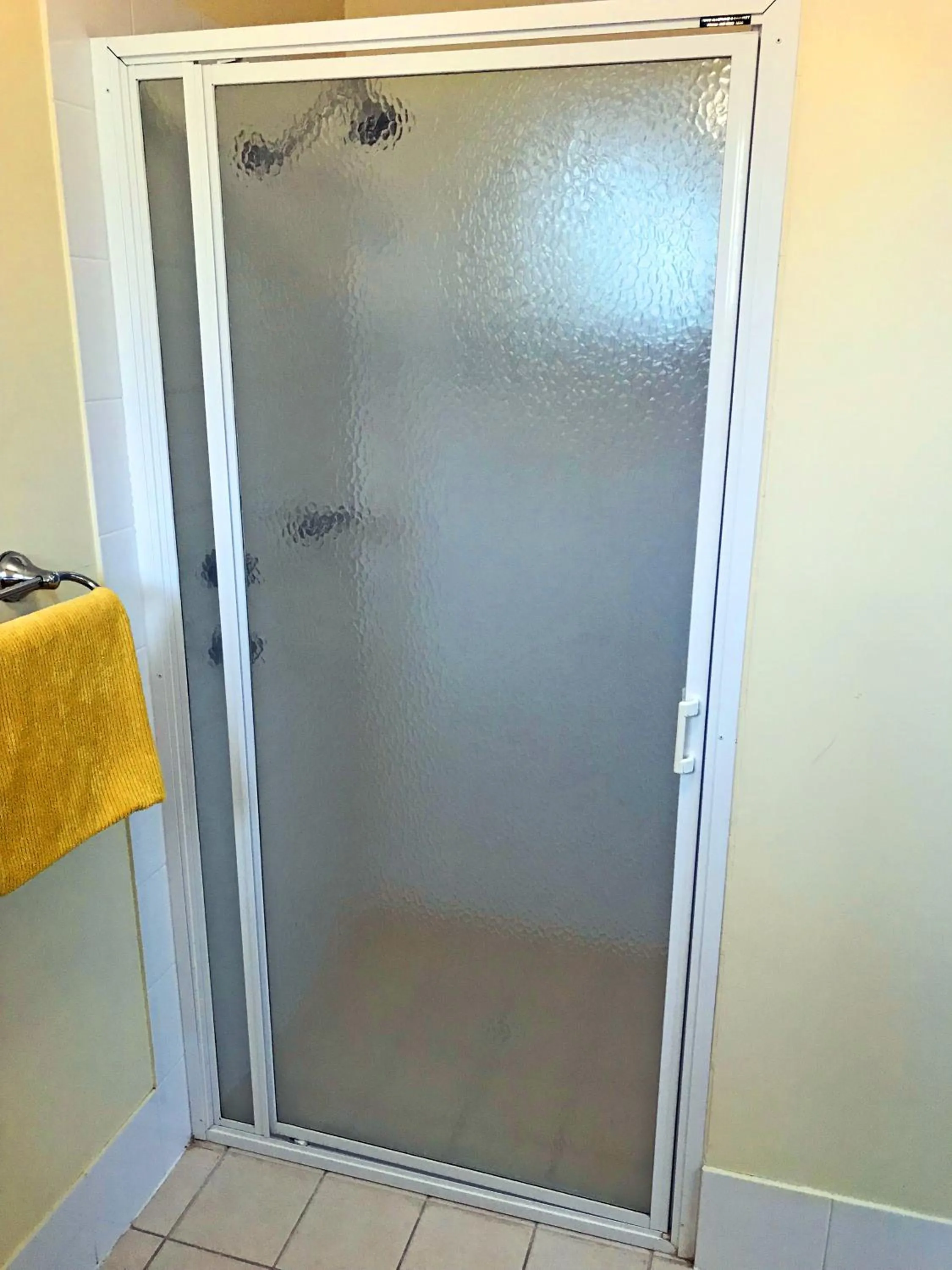 Shower in Lake Albert Motel