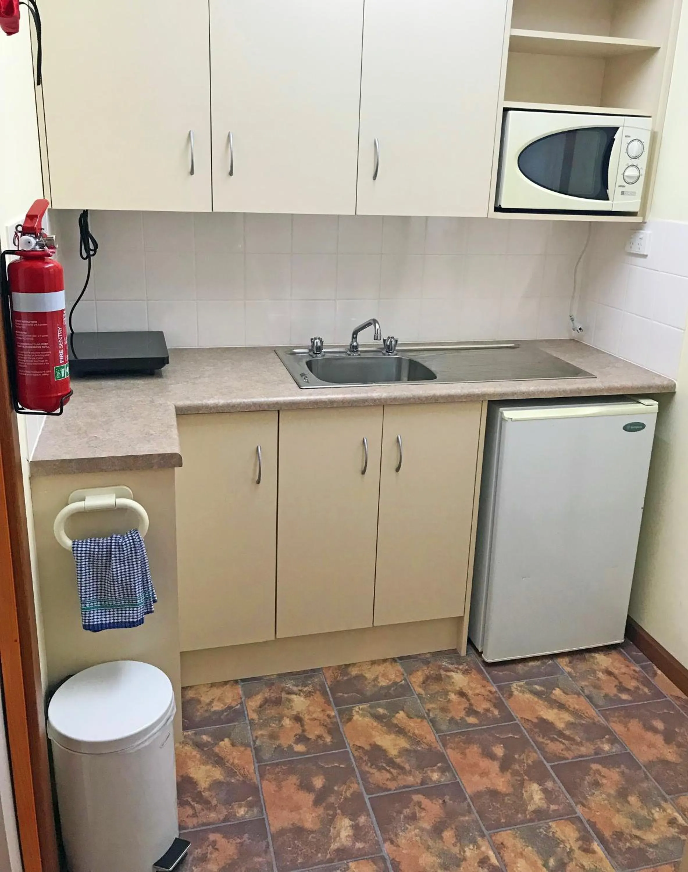 Kitchen or kitchenette in Lake Albert Motel