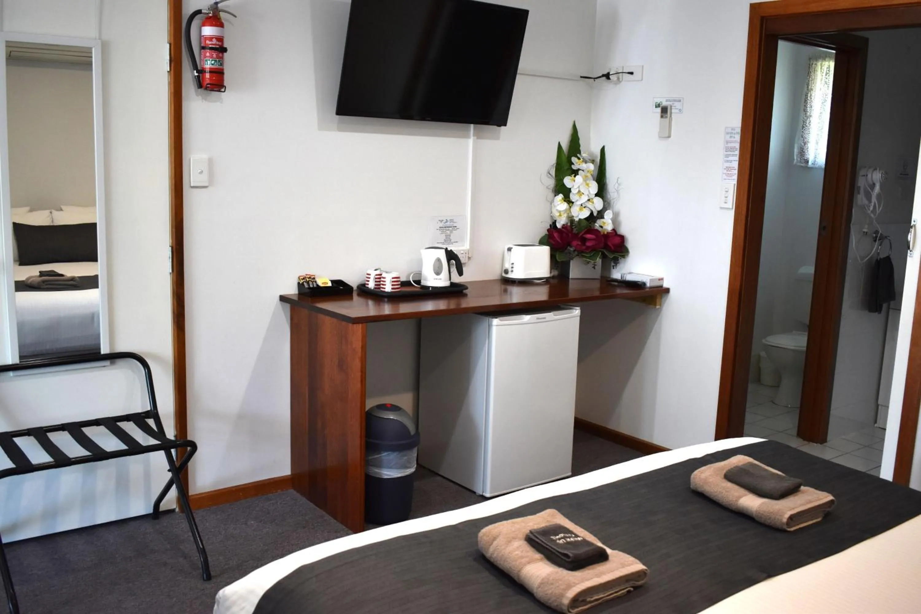 Bed in Lake Albert Motel