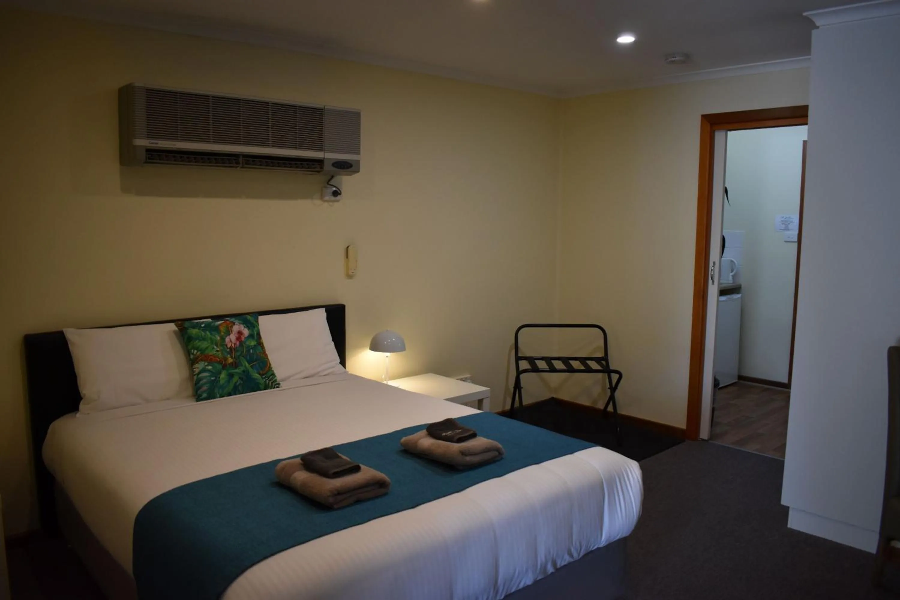 Bed in Lake Albert Motel