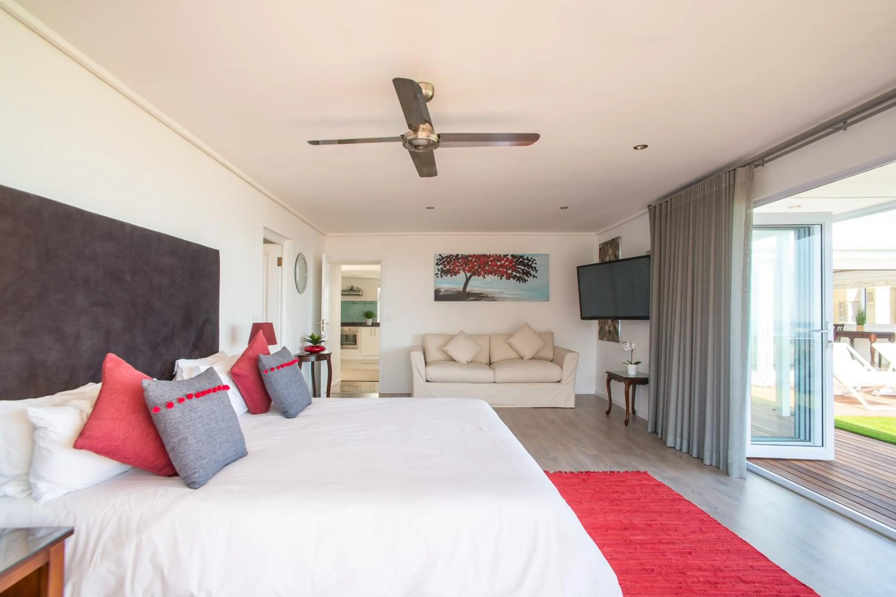 Photo of the whole room, Bed in Funkey Villas Cape Town
