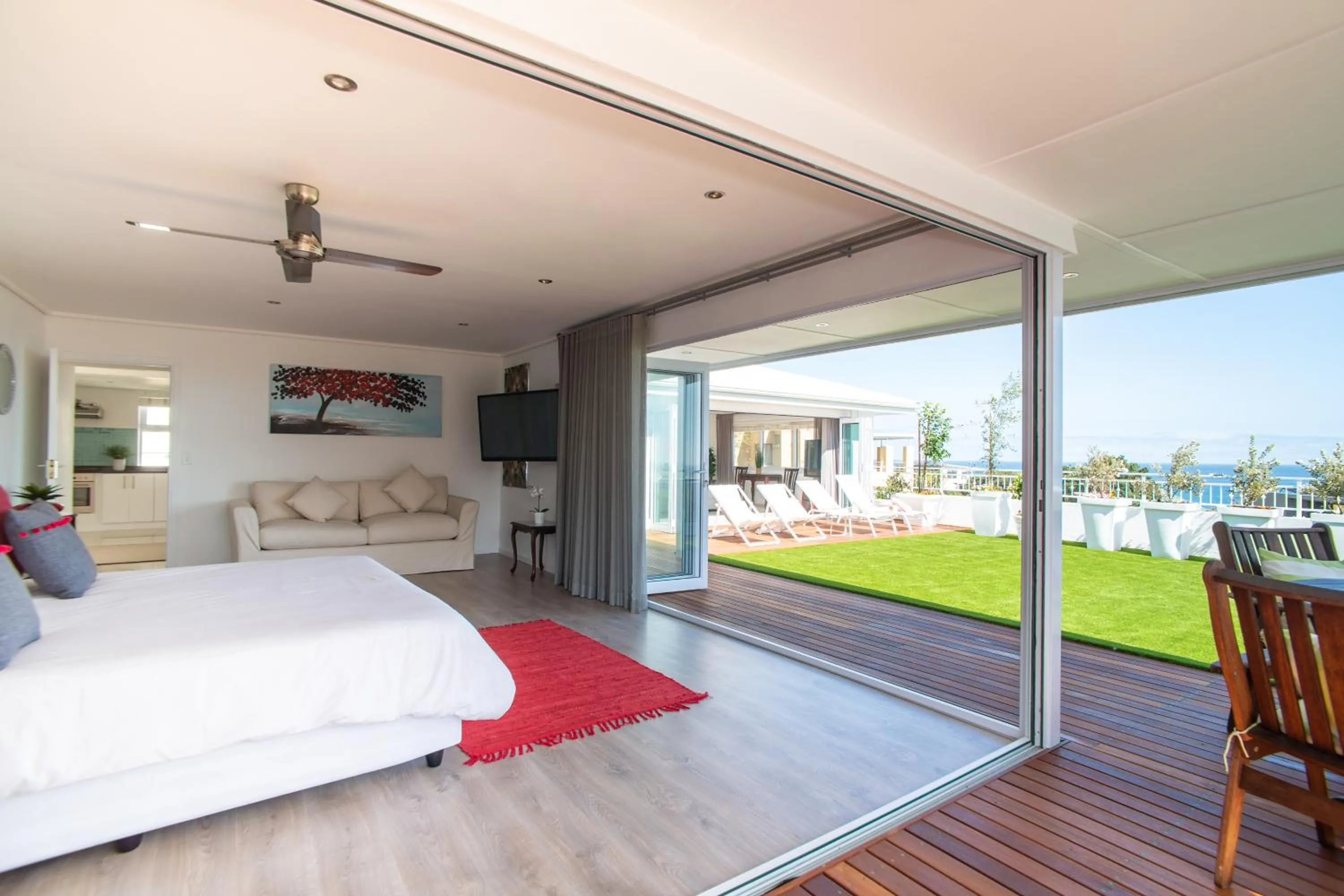 Photo of the whole room, Bed in Funkey Villas Cape Town