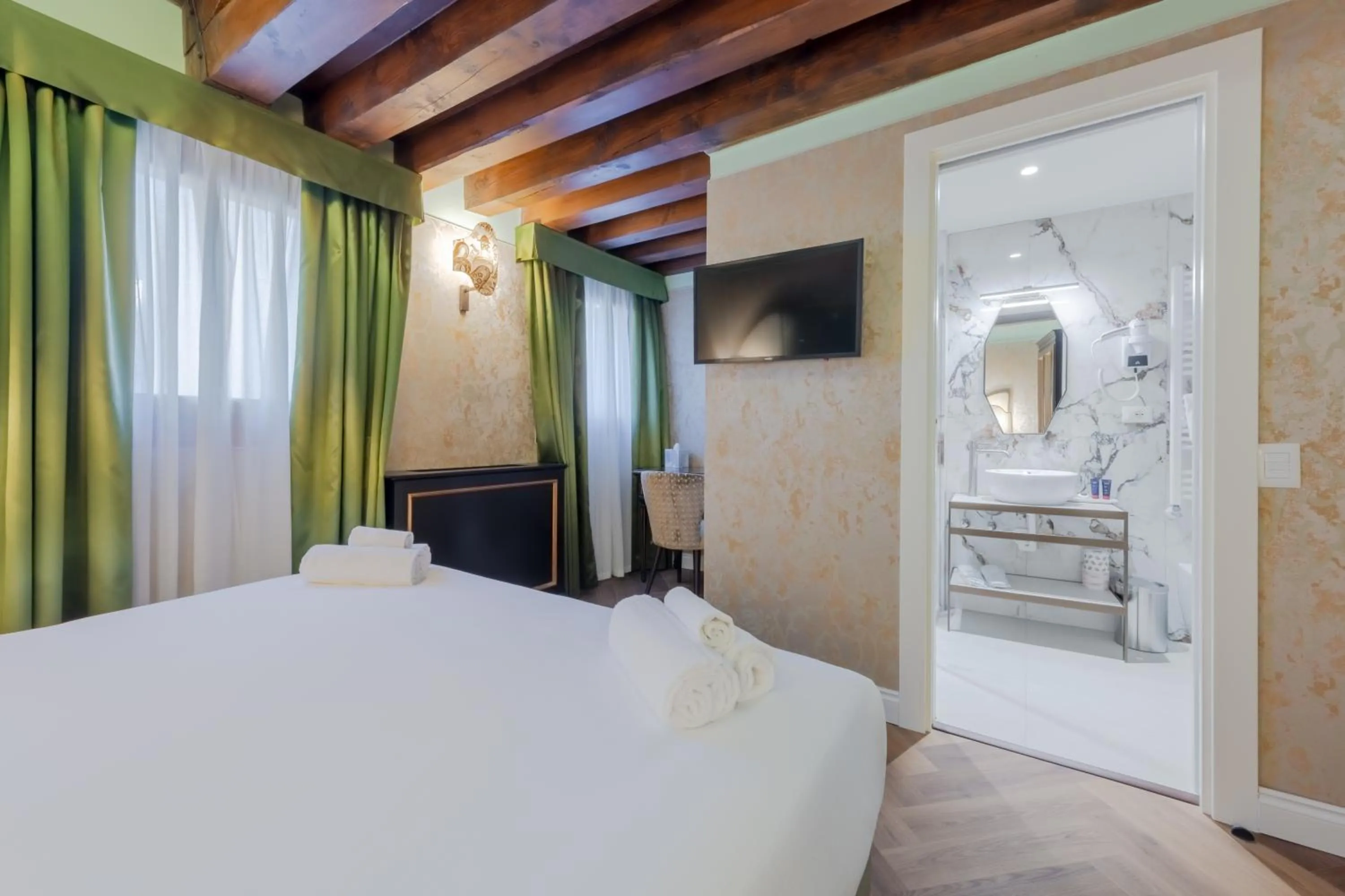 Photo of the whole room, Bed in 312 Piazza San Marco - Relais il Doge