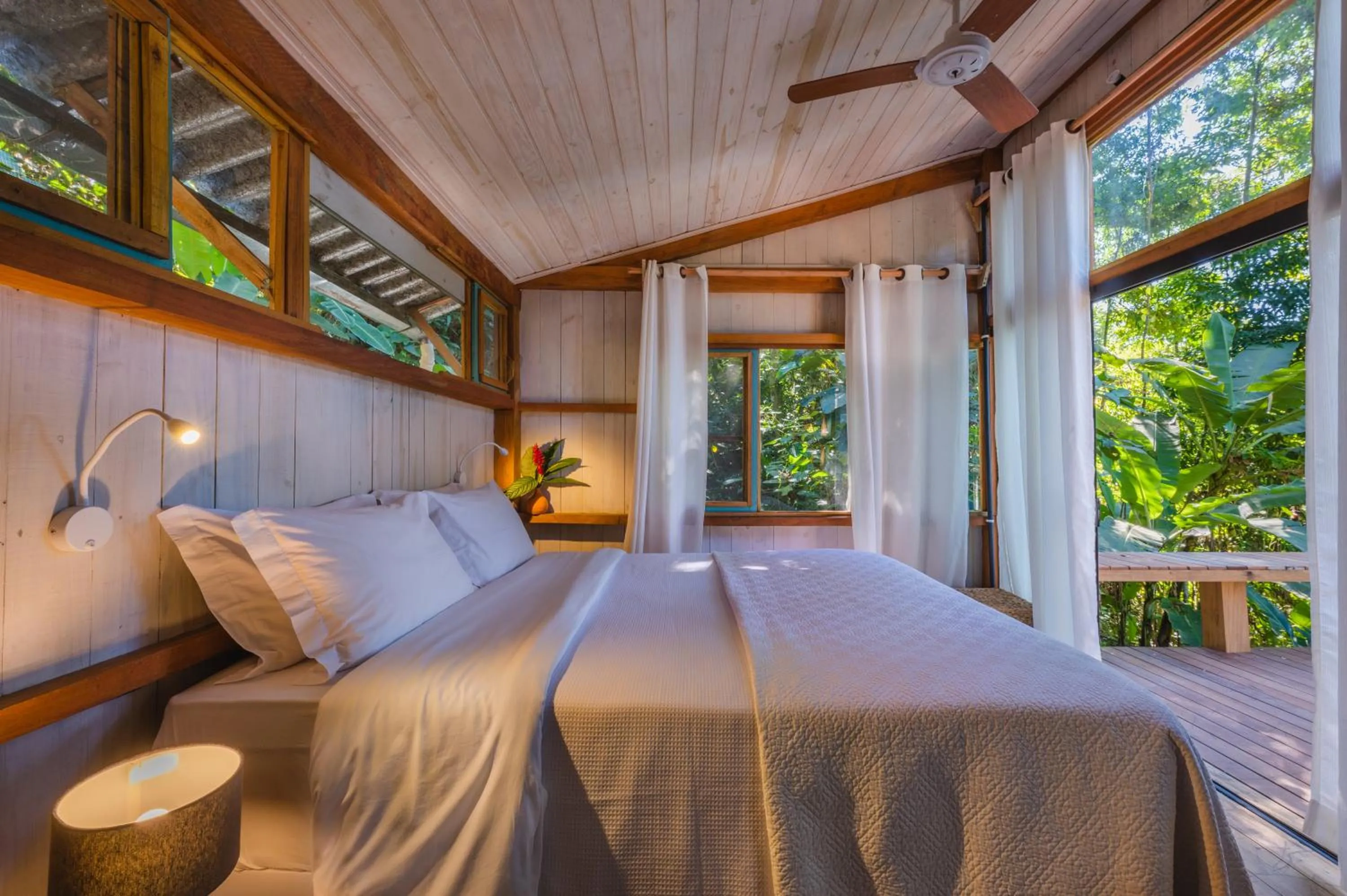 Photo of the whole room, Bed in Casa Luz Paraty