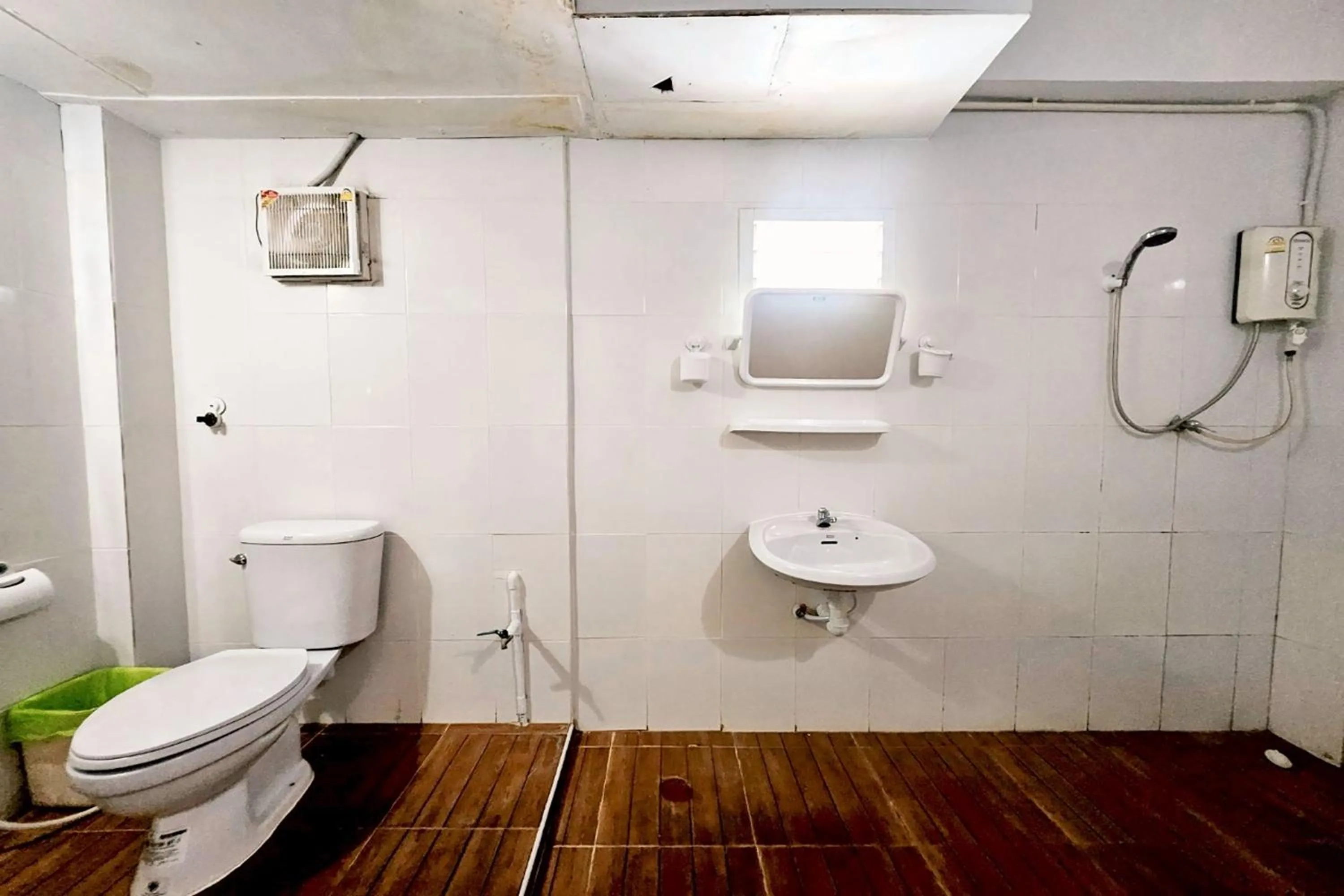 Bathroom in Me U Hostel