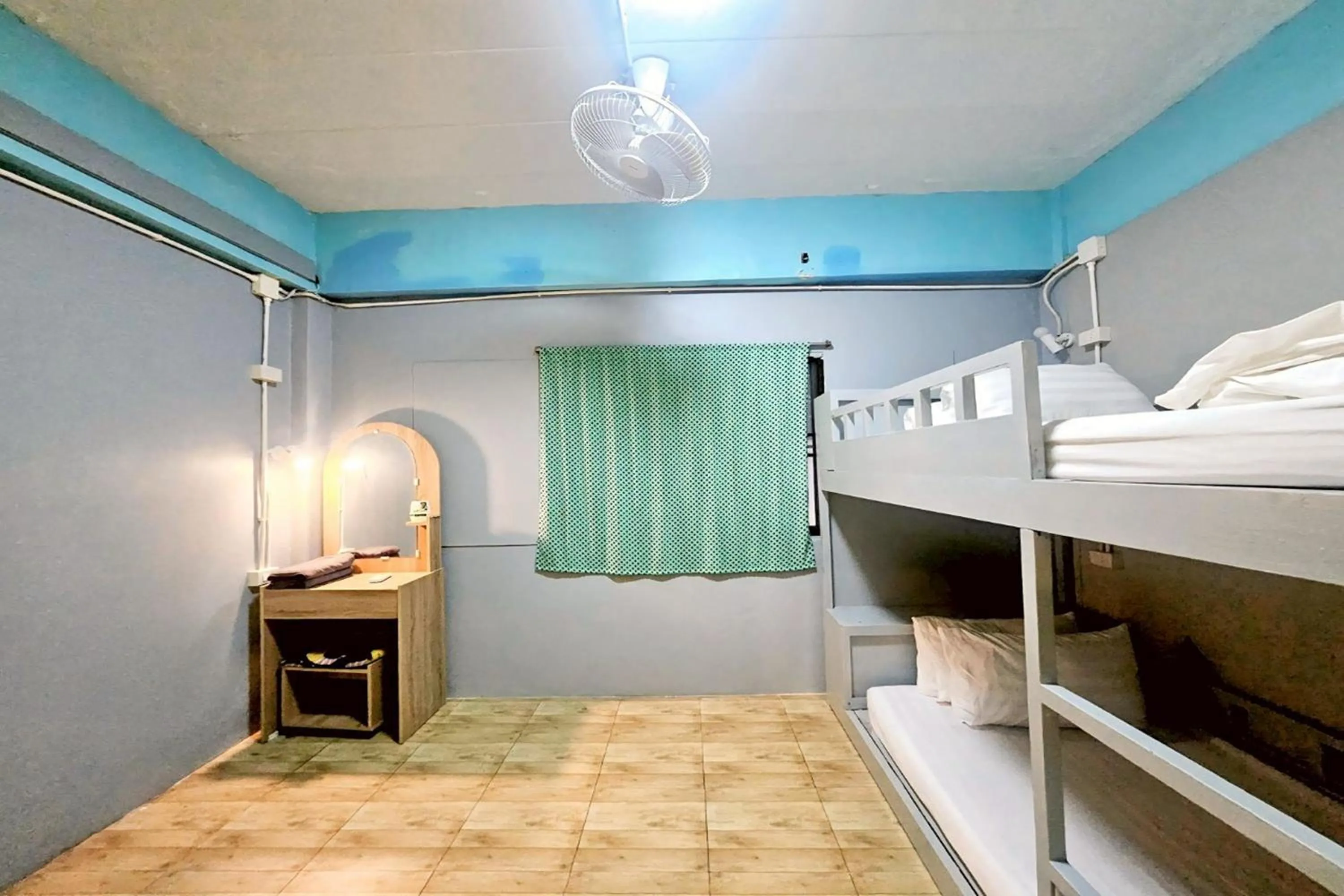 Photo of the whole room, Bed in Me U Hostel