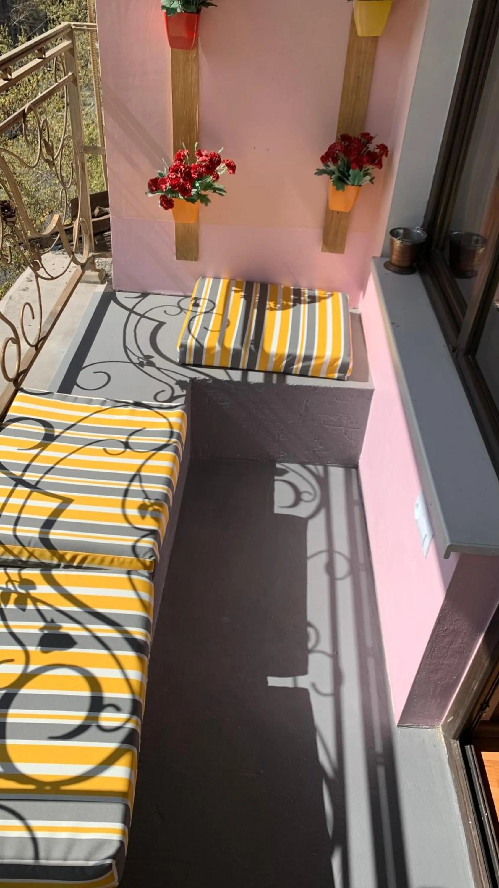 Balcony/Terrace, Bed in Arm Hostel