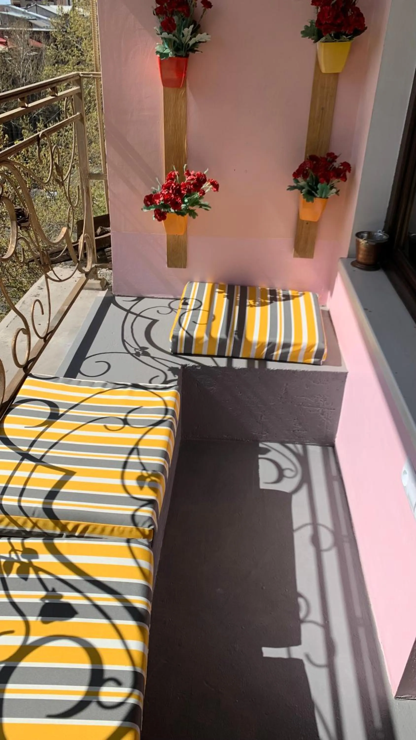 Balcony/Terrace, Bed in Arm Hostel