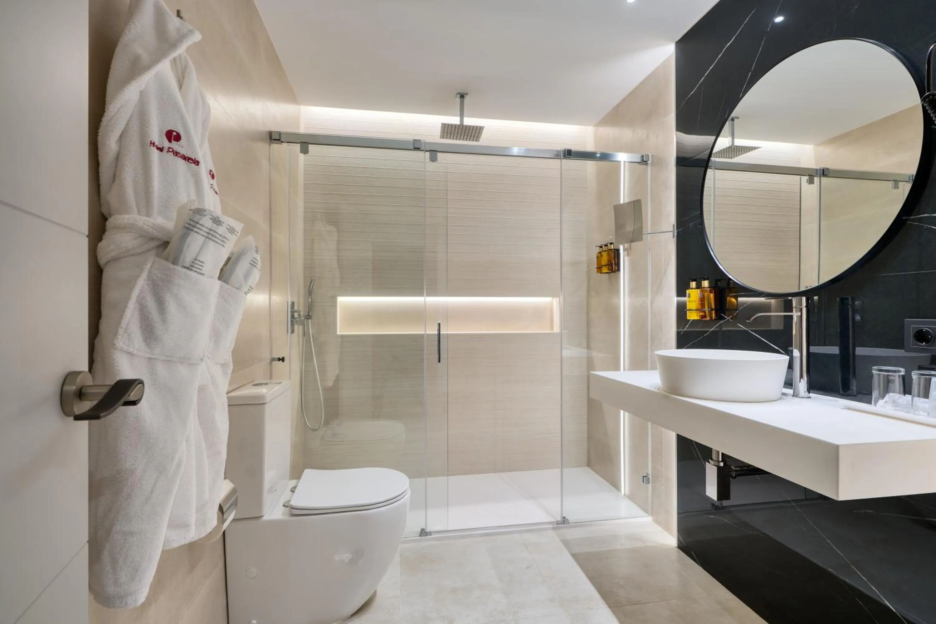 Shower in Hotel Pasarela