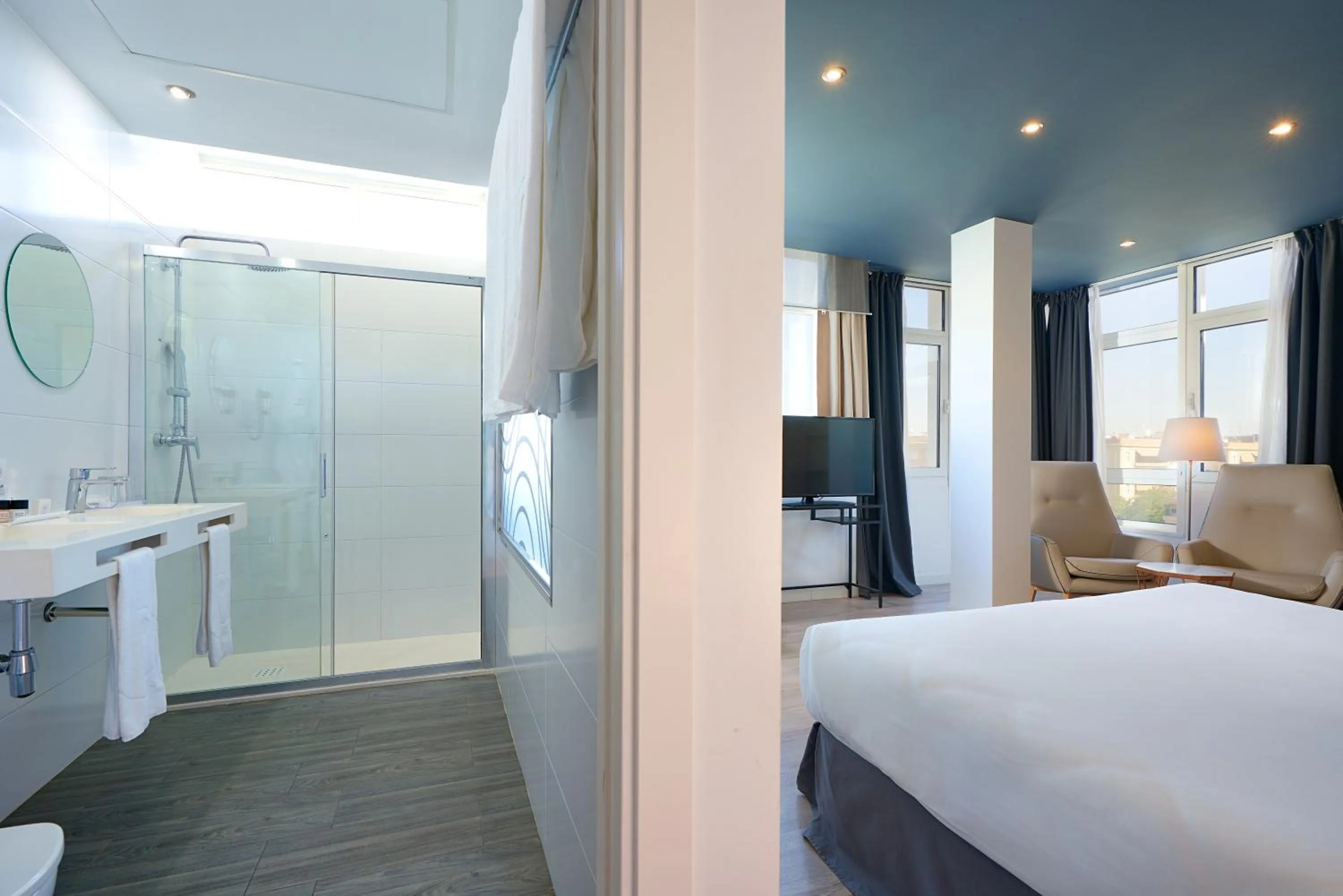 Bathroom, Bed in Hotel Pasarela