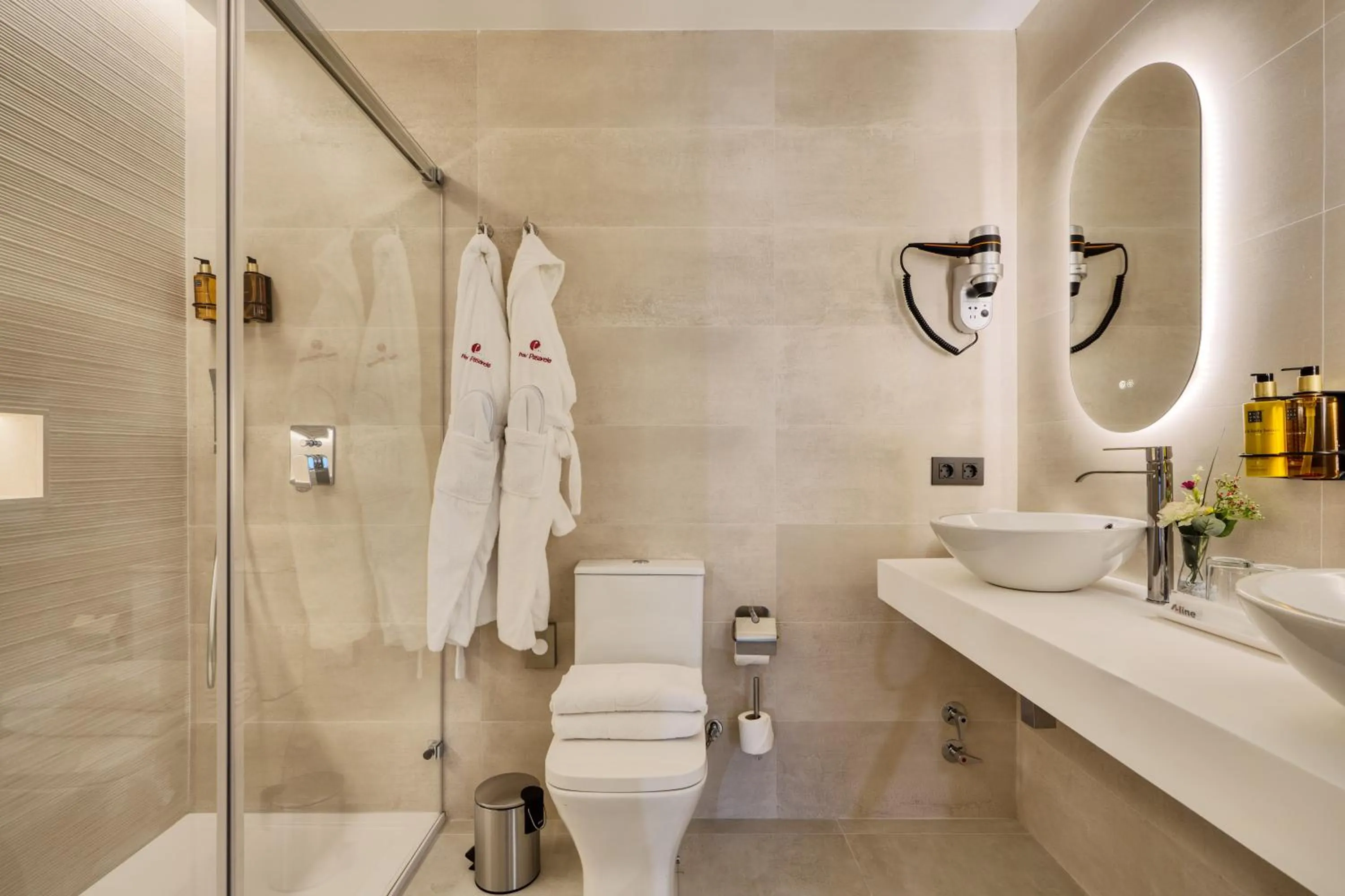 Shower in Hotel Pasarela