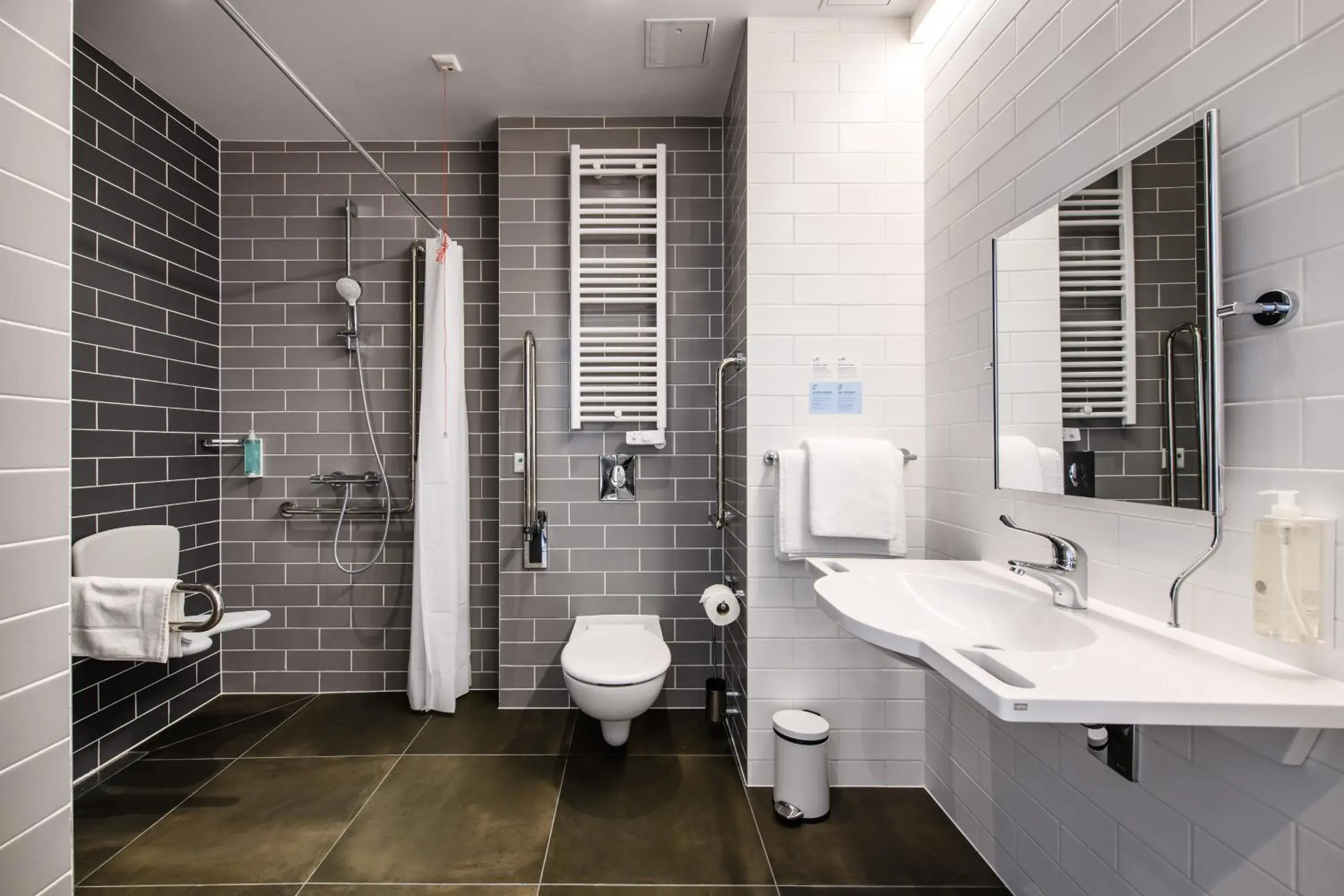 Standard Queen Room - Accessible with Free Breakfast in Holiday Inn Express Lublin by IHG Standard Queen Room - Accessible with Free Breakfast in Holiday Inn Express Lublin by IHG