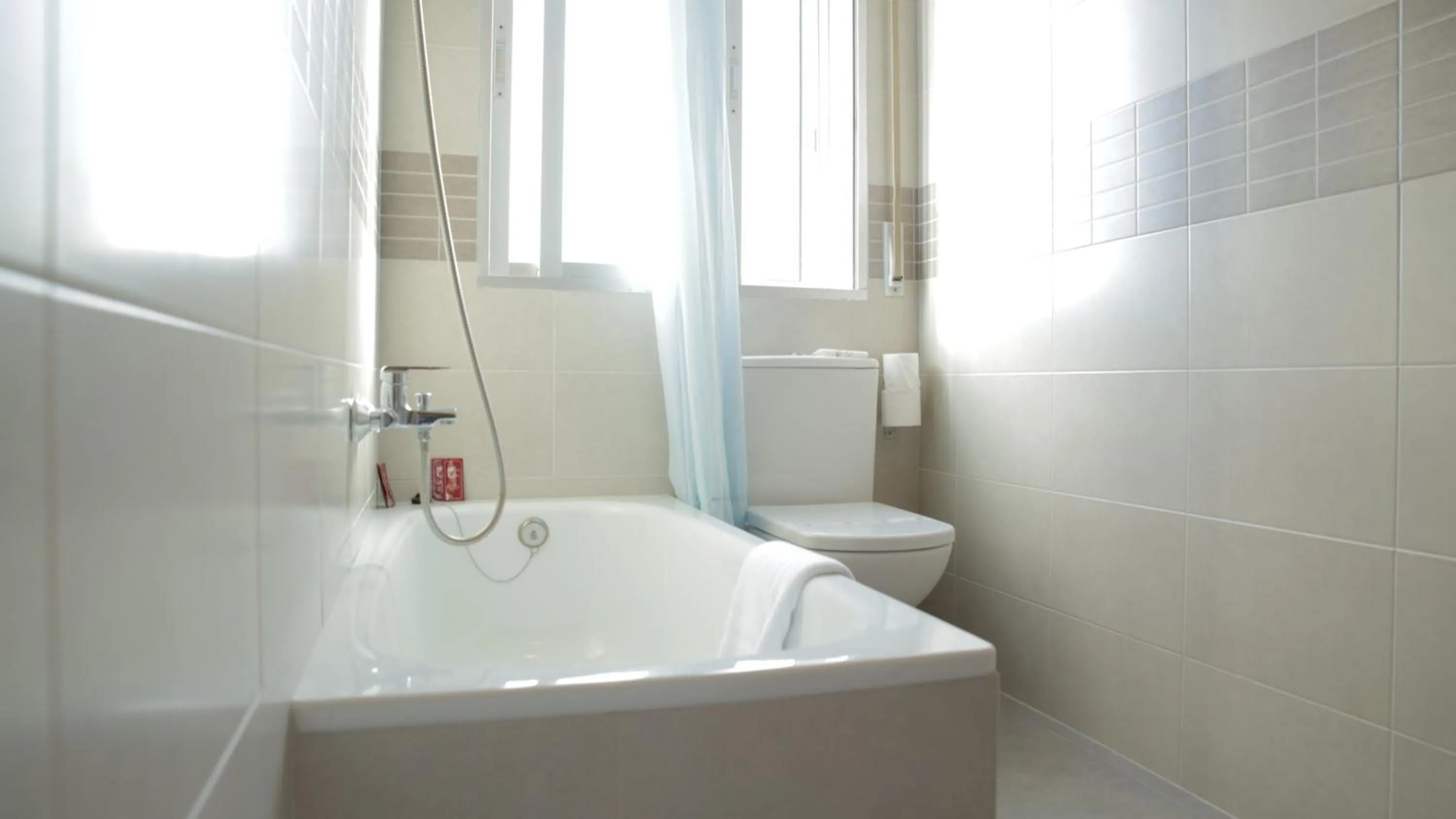 Bathroom in Hotel Alda Bueumar