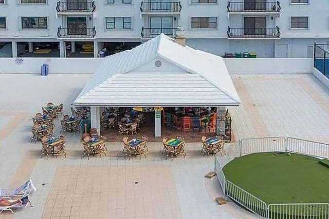 Restaurant/places to eat in Castle Beach Club Apartments