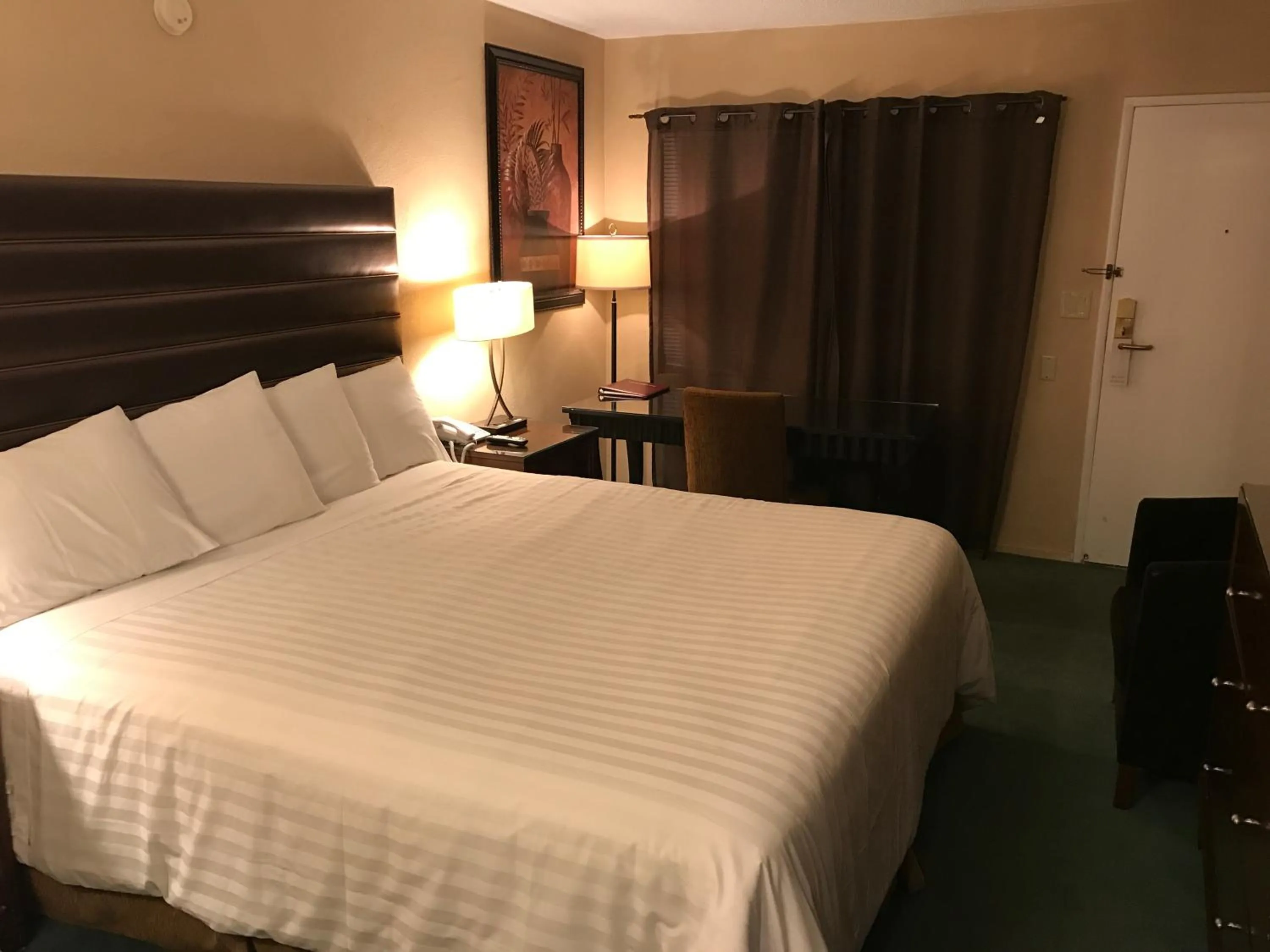 Bed in Discovery Inn