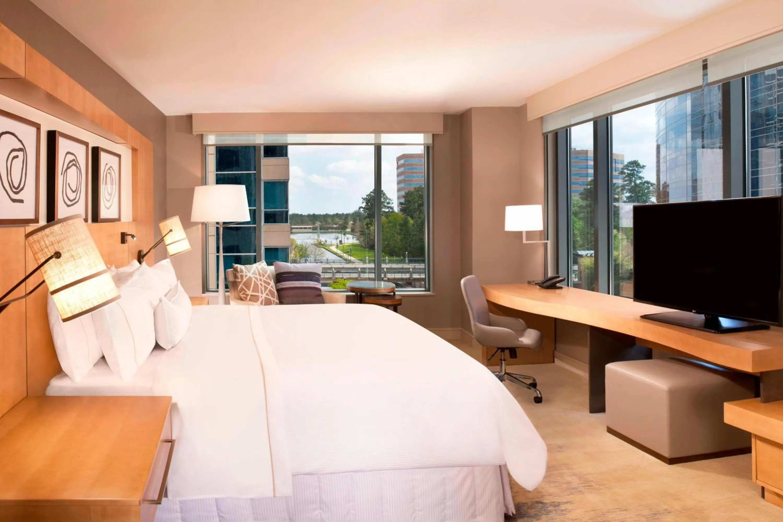 Photo of the whole room, Bed in The Westin at The Woodlands