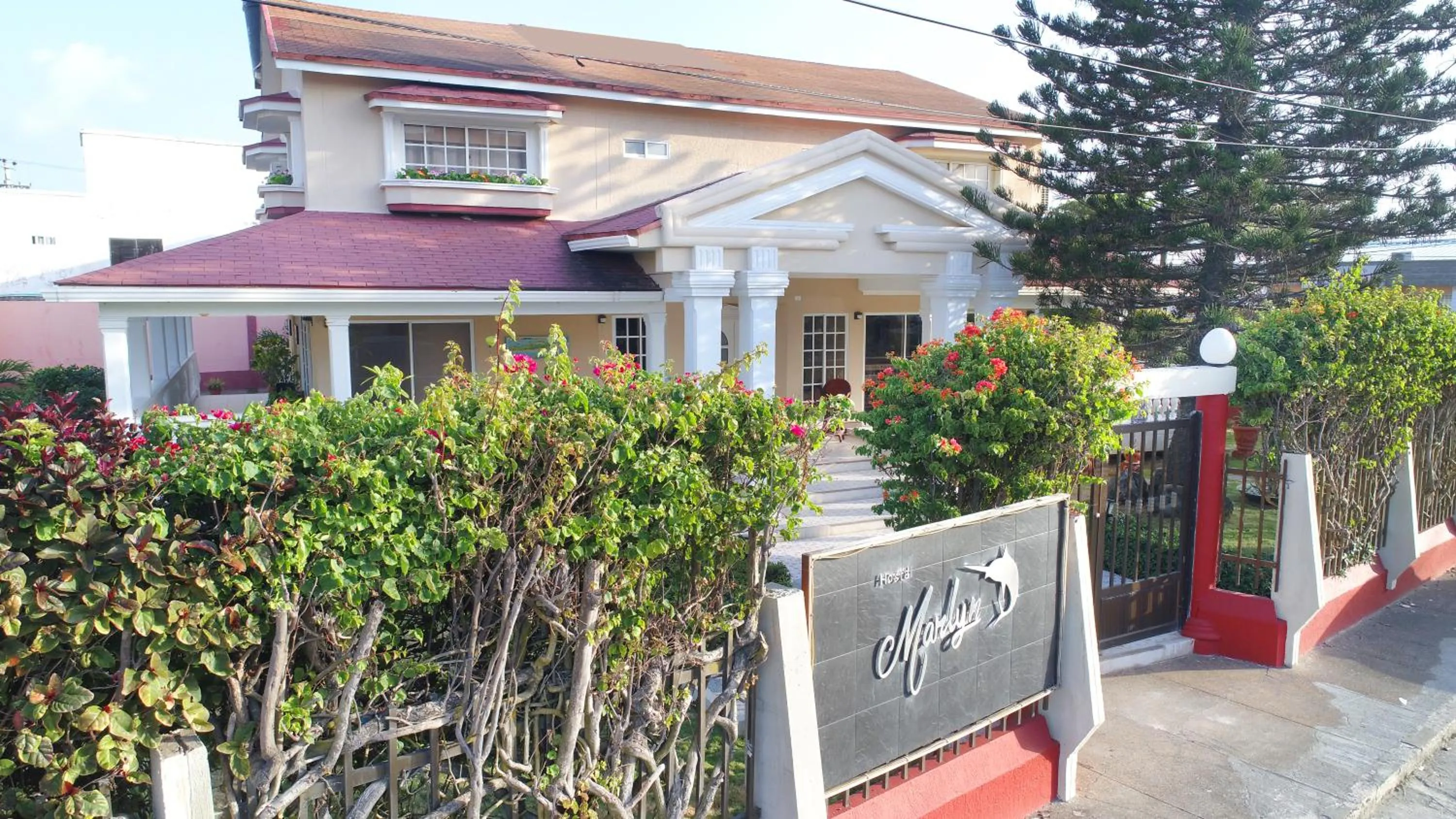 Facade/entrance in Hostal Marlyn