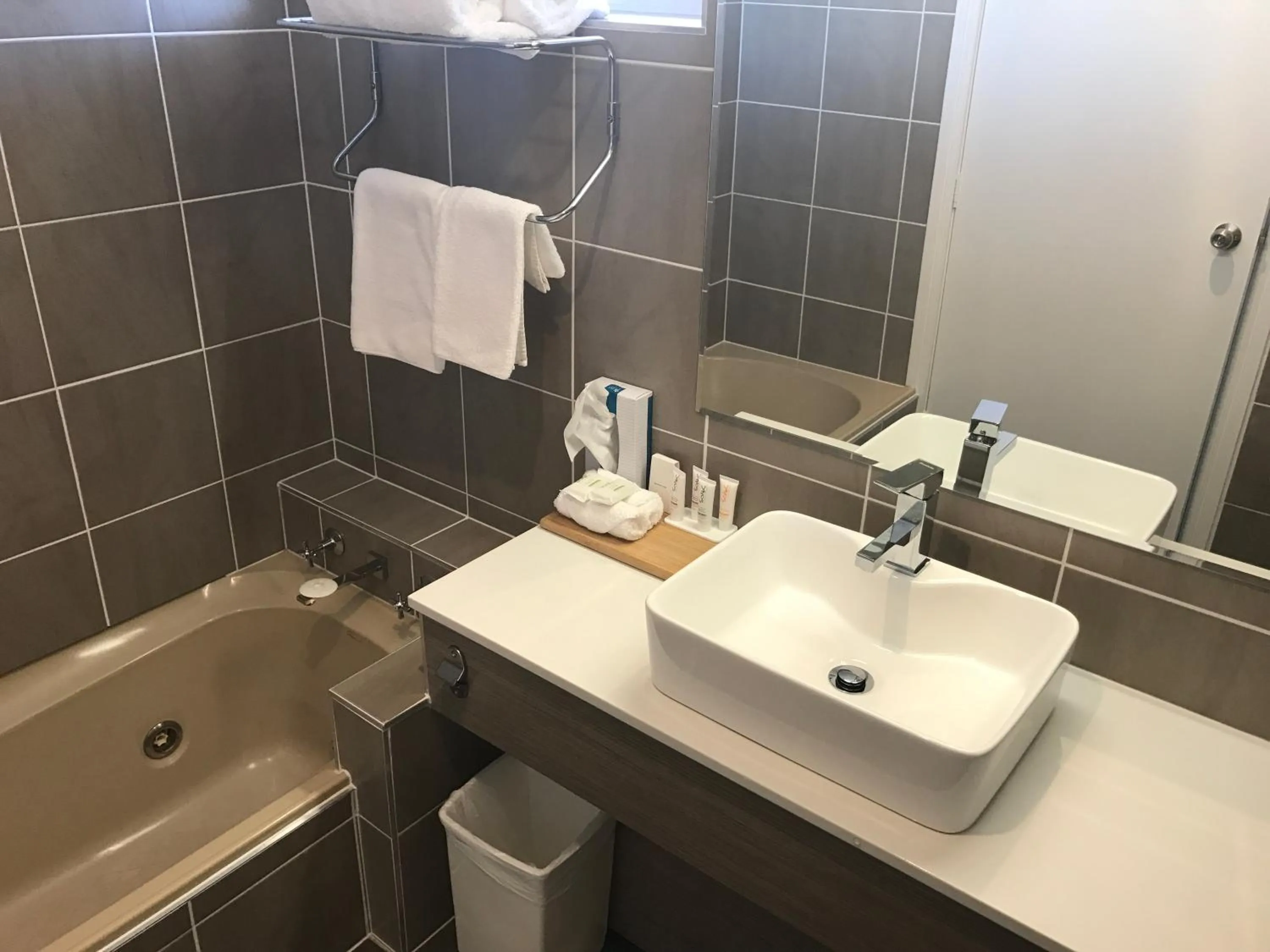 Bathroom in Acacia Motor Lodge