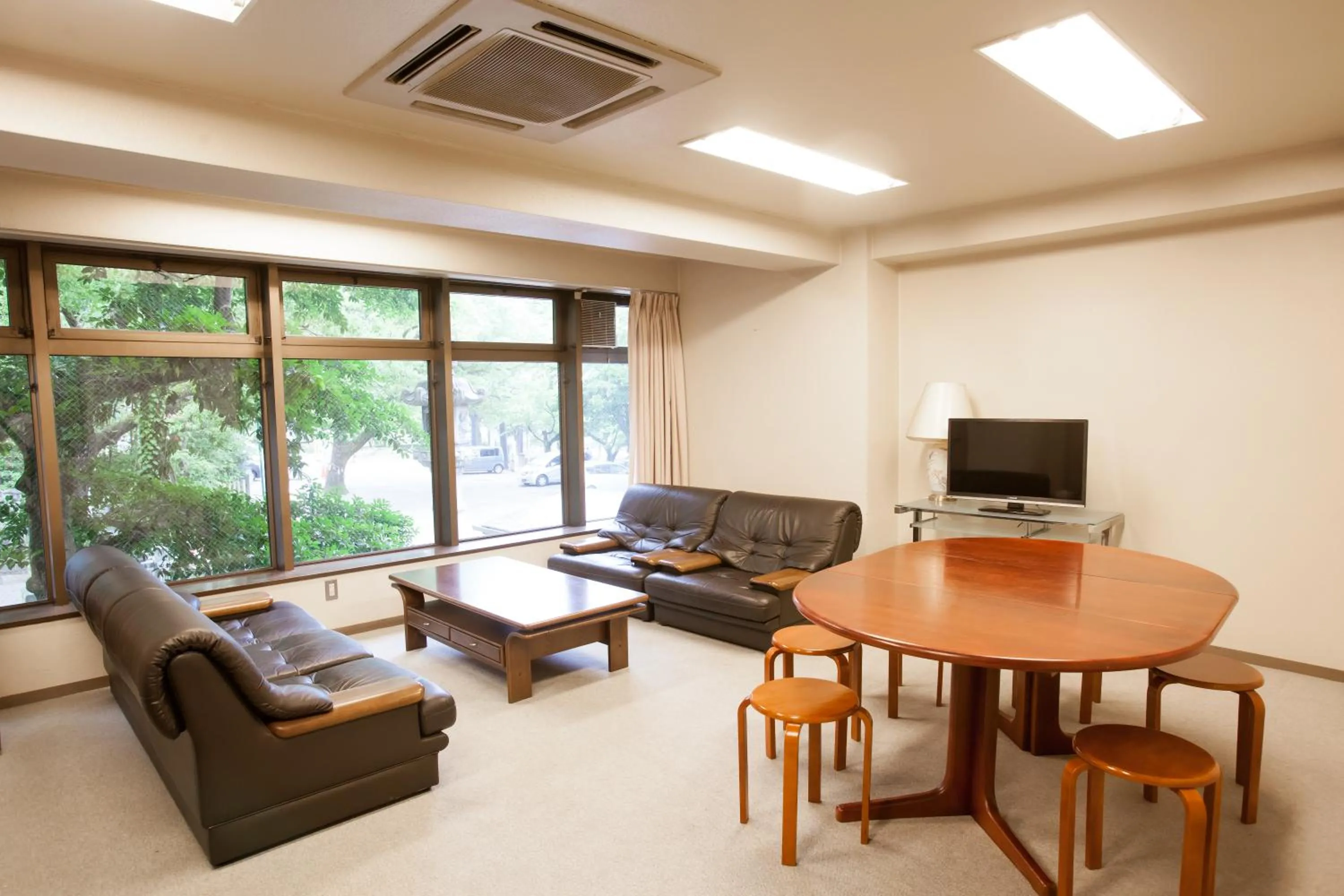 Communal lounge/ TV room in Seto Park Hotel