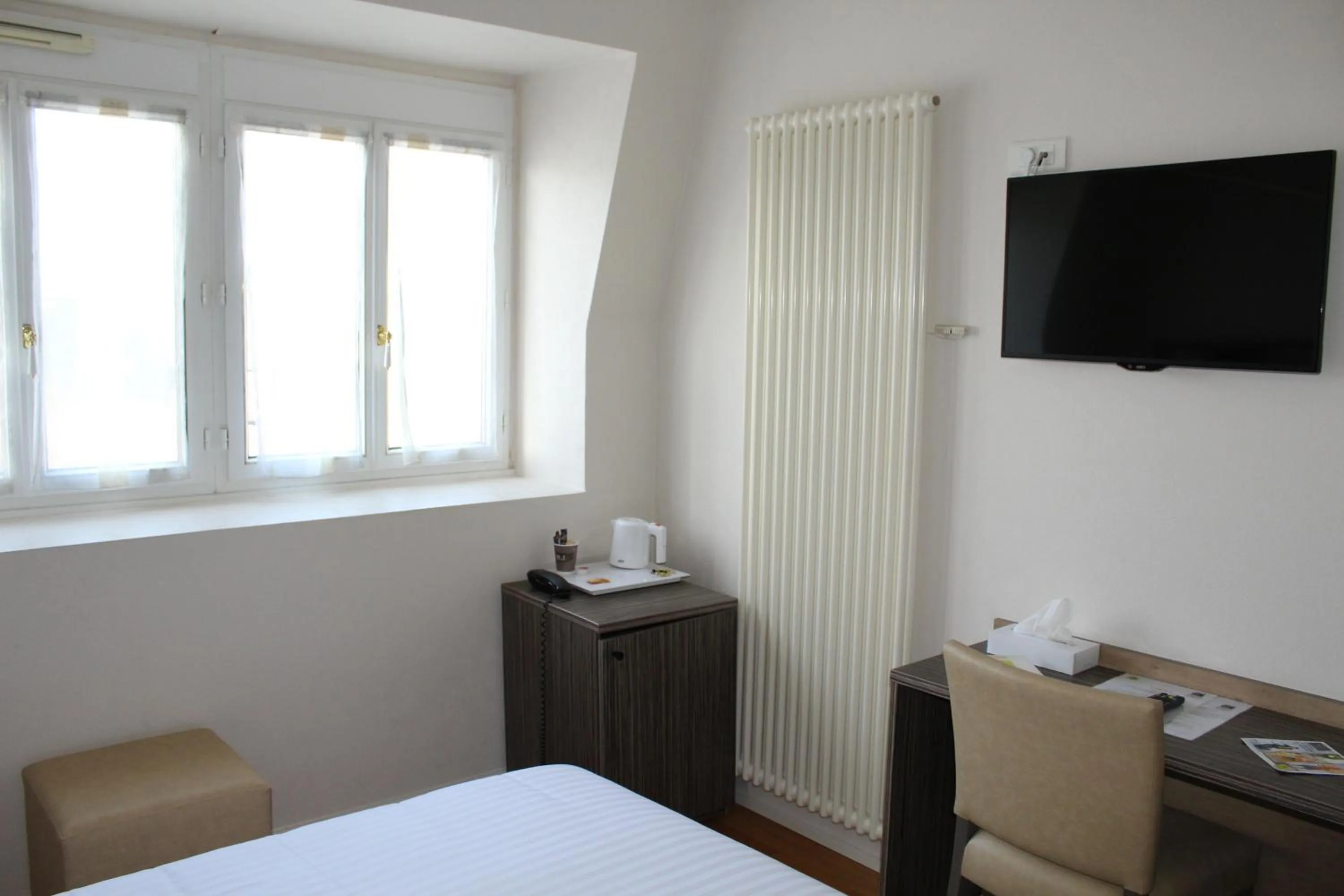 Coffee/tea facilities, Bed in Logis Le Grand Hotel