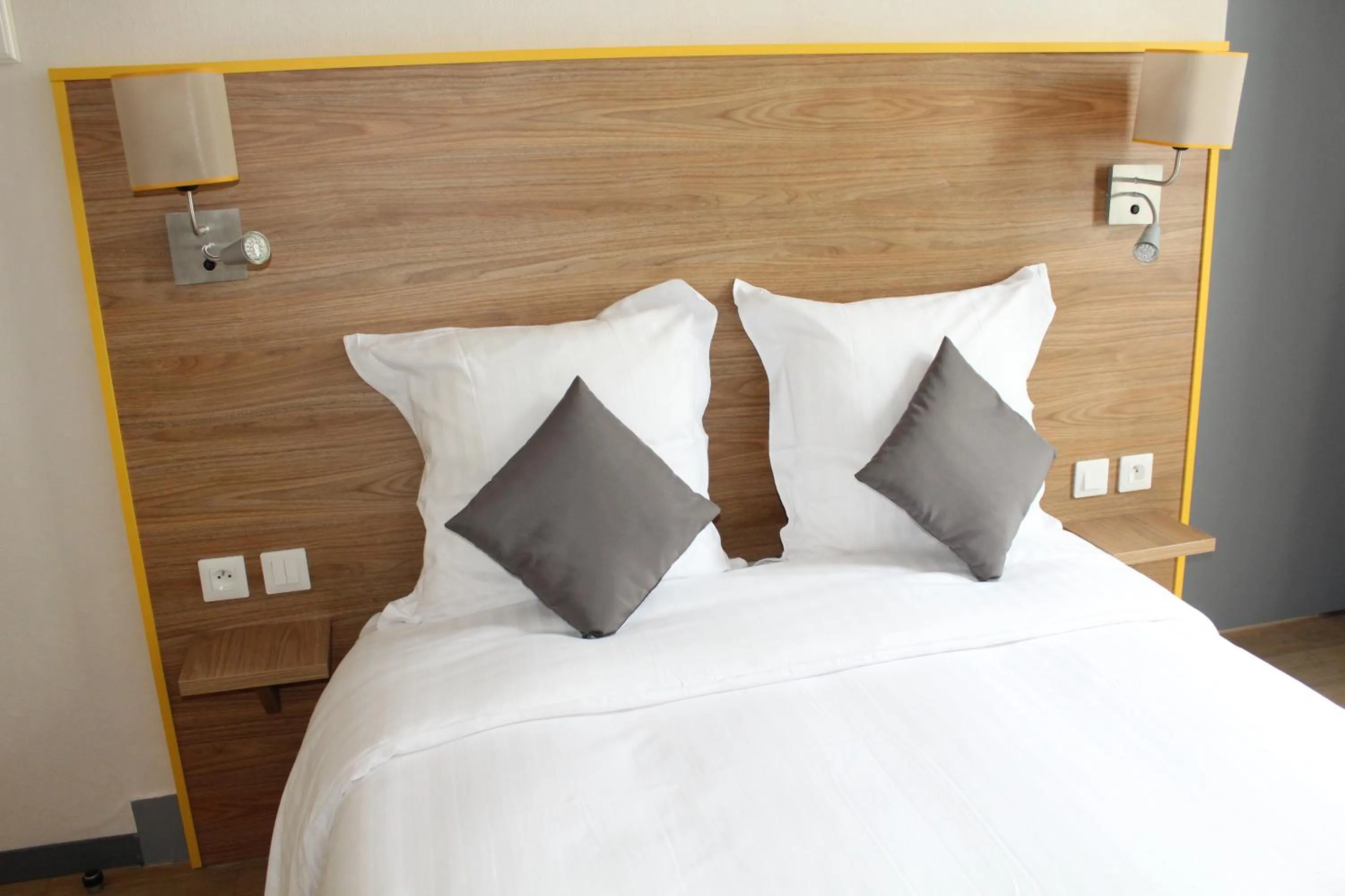 Coffee/tea facilities, Bed in Logis Le Grand Hotel