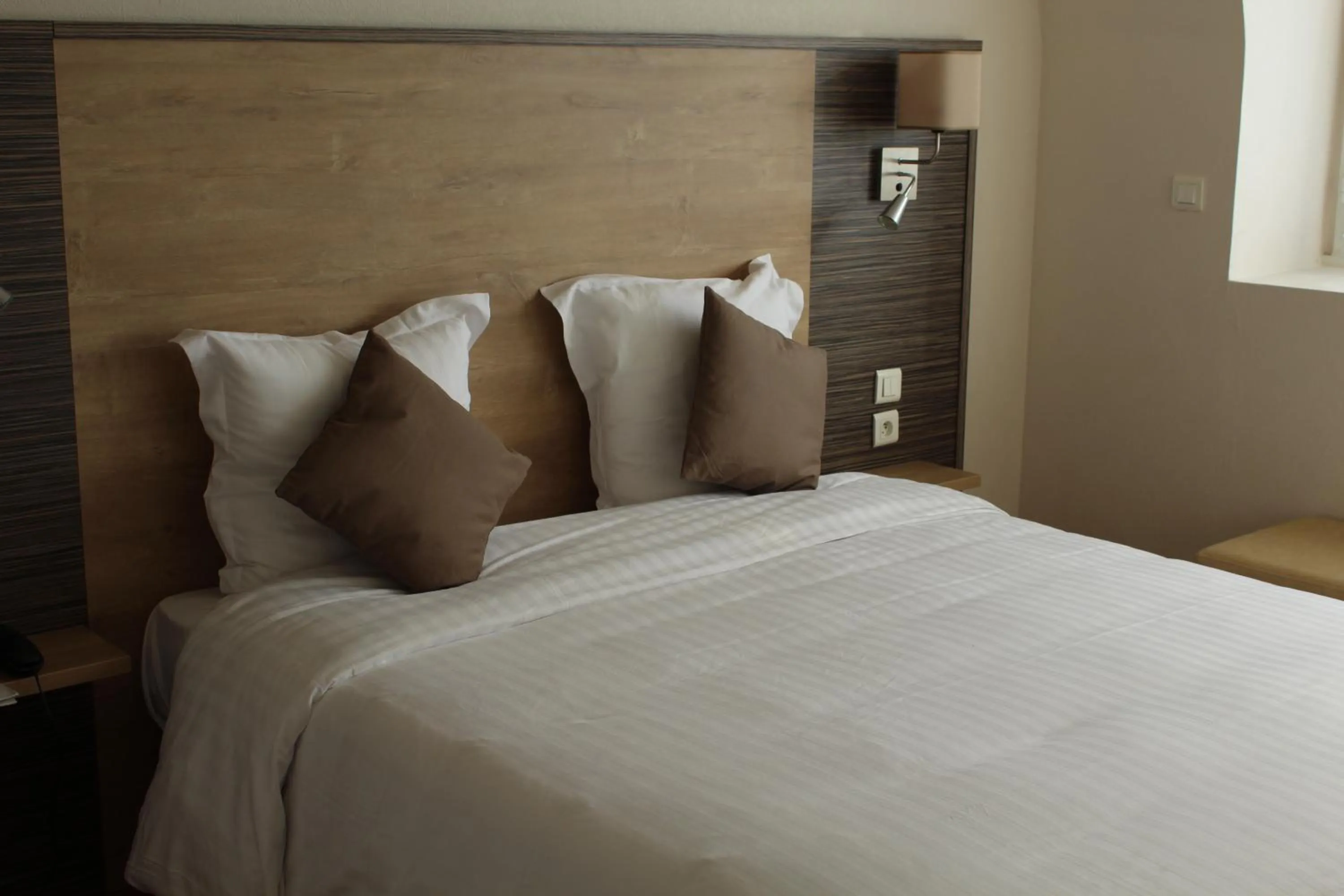 Coffee/tea facilities, Bed in Logis Le Grand Hotel