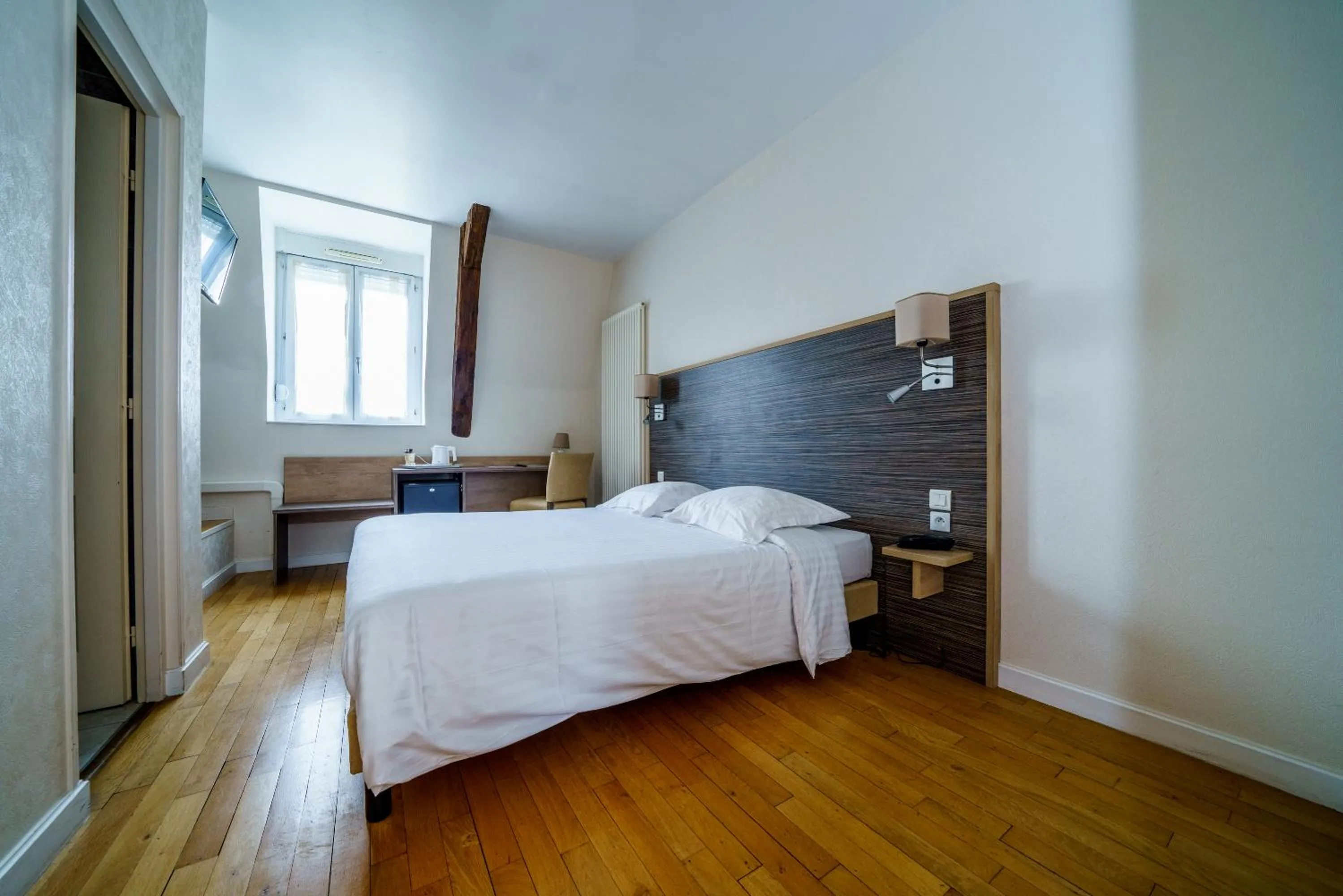 Bedroom, Bed in Logis Le Grand Hotel