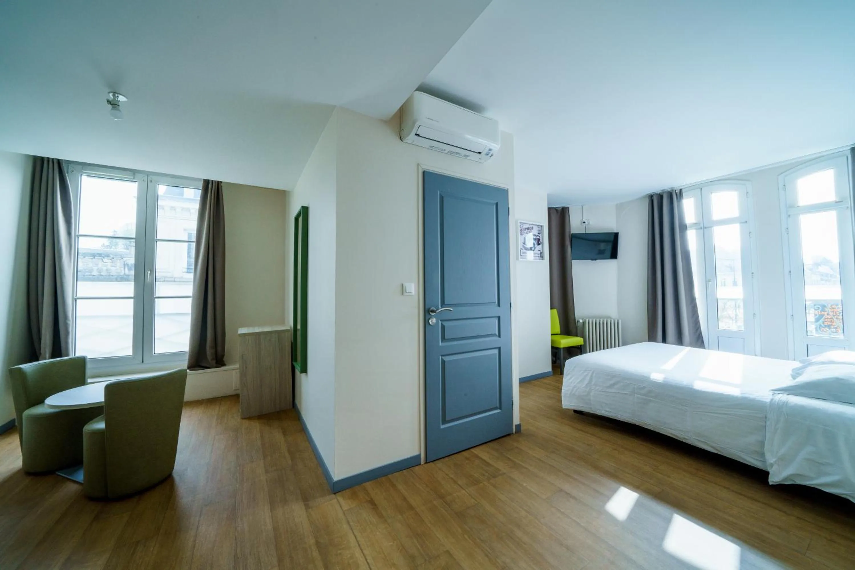 Bedroom, Bed in Logis Le Grand Hotel