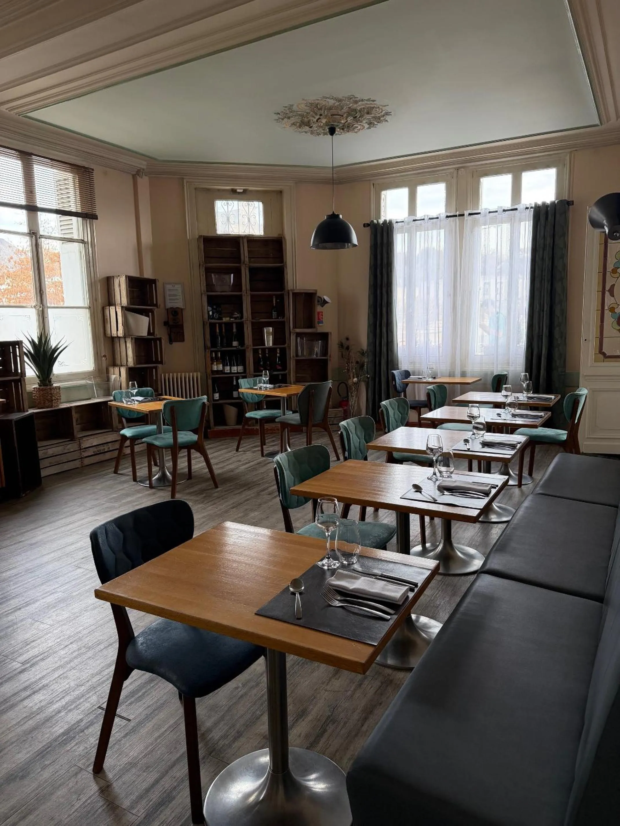 Lounge or bar in Logis Le Grand Hotel