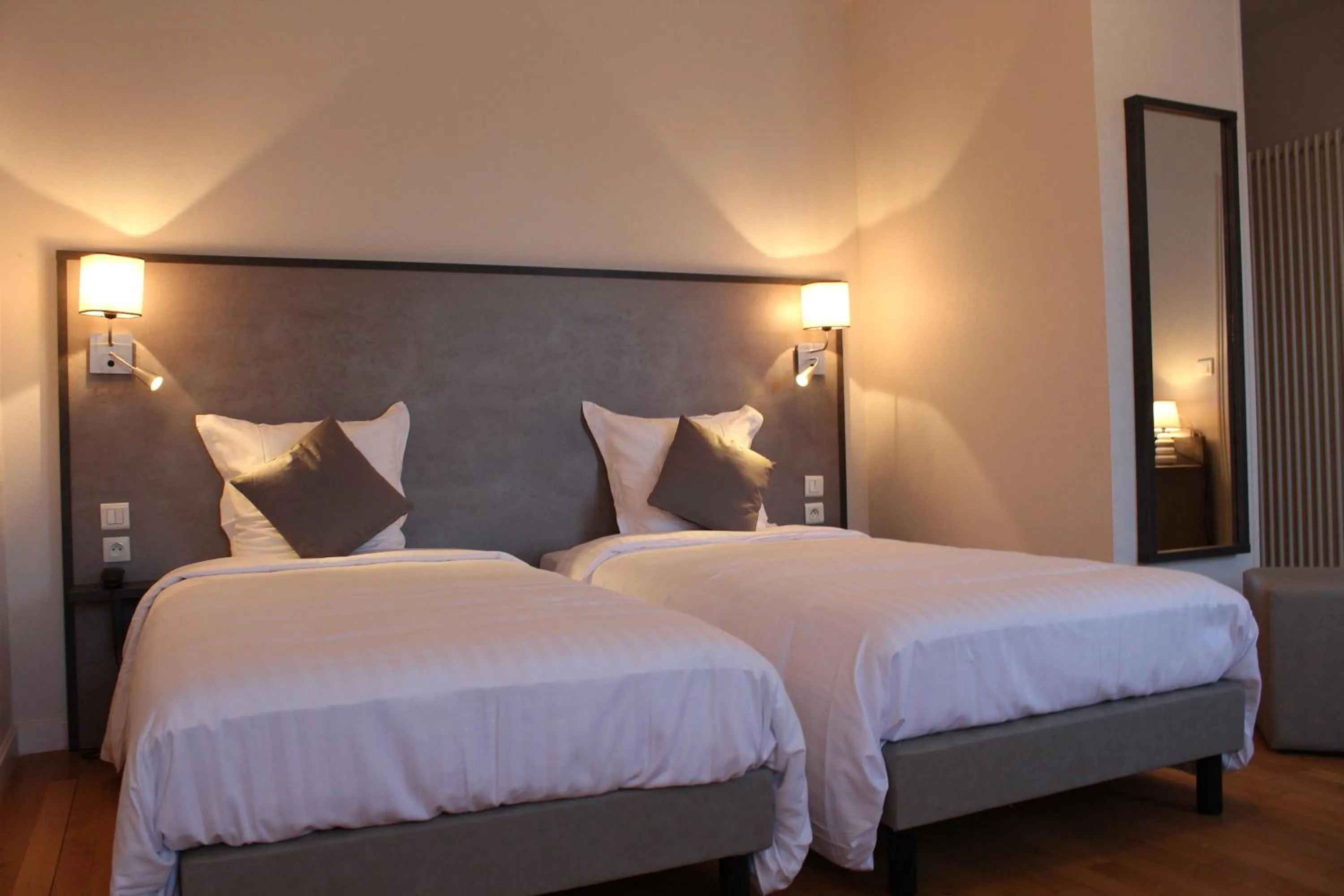 Coffee/tea facilities, Bed in Logis Le Grand Hotel