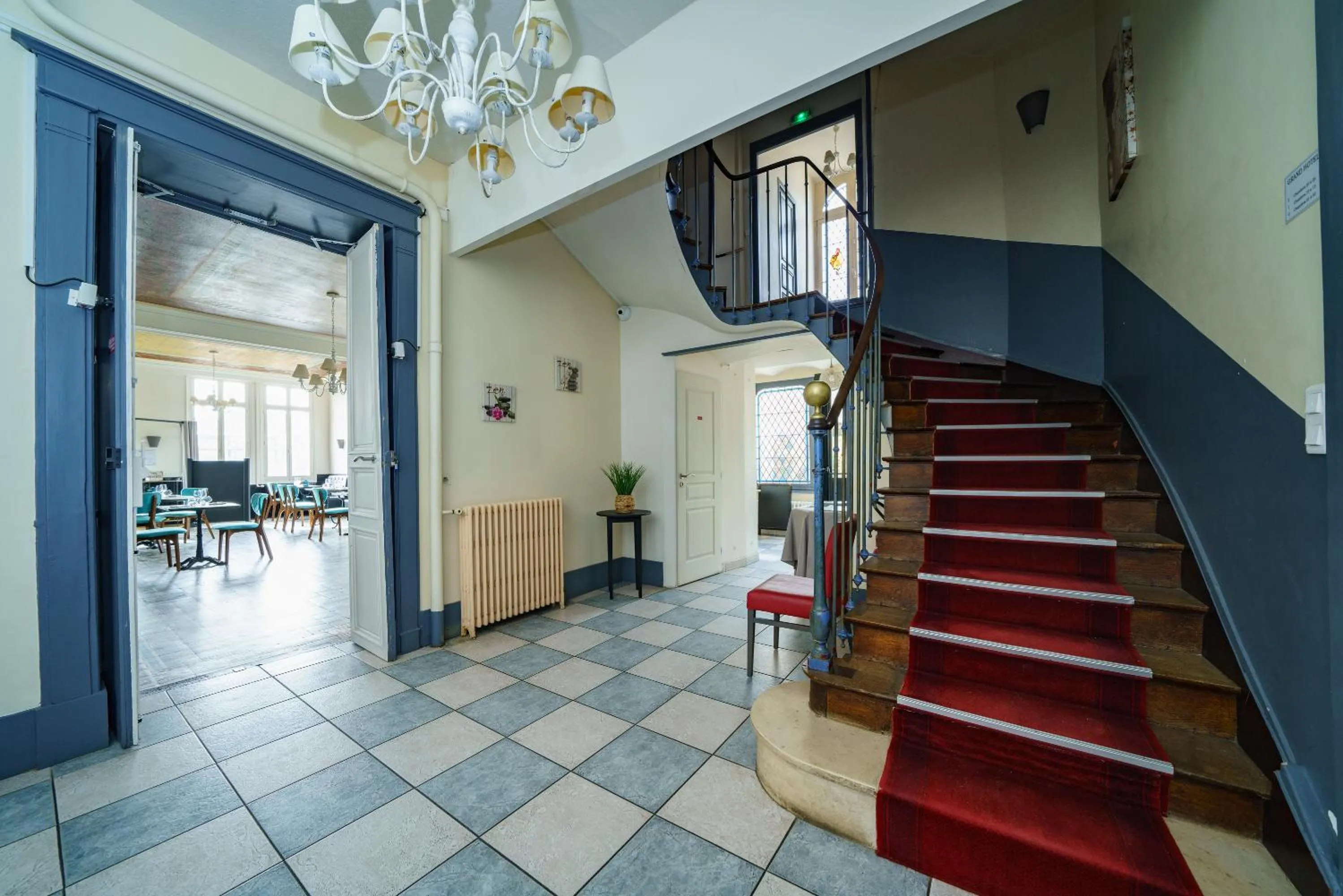 Lobby or reception in Logis Le Grand Hotel