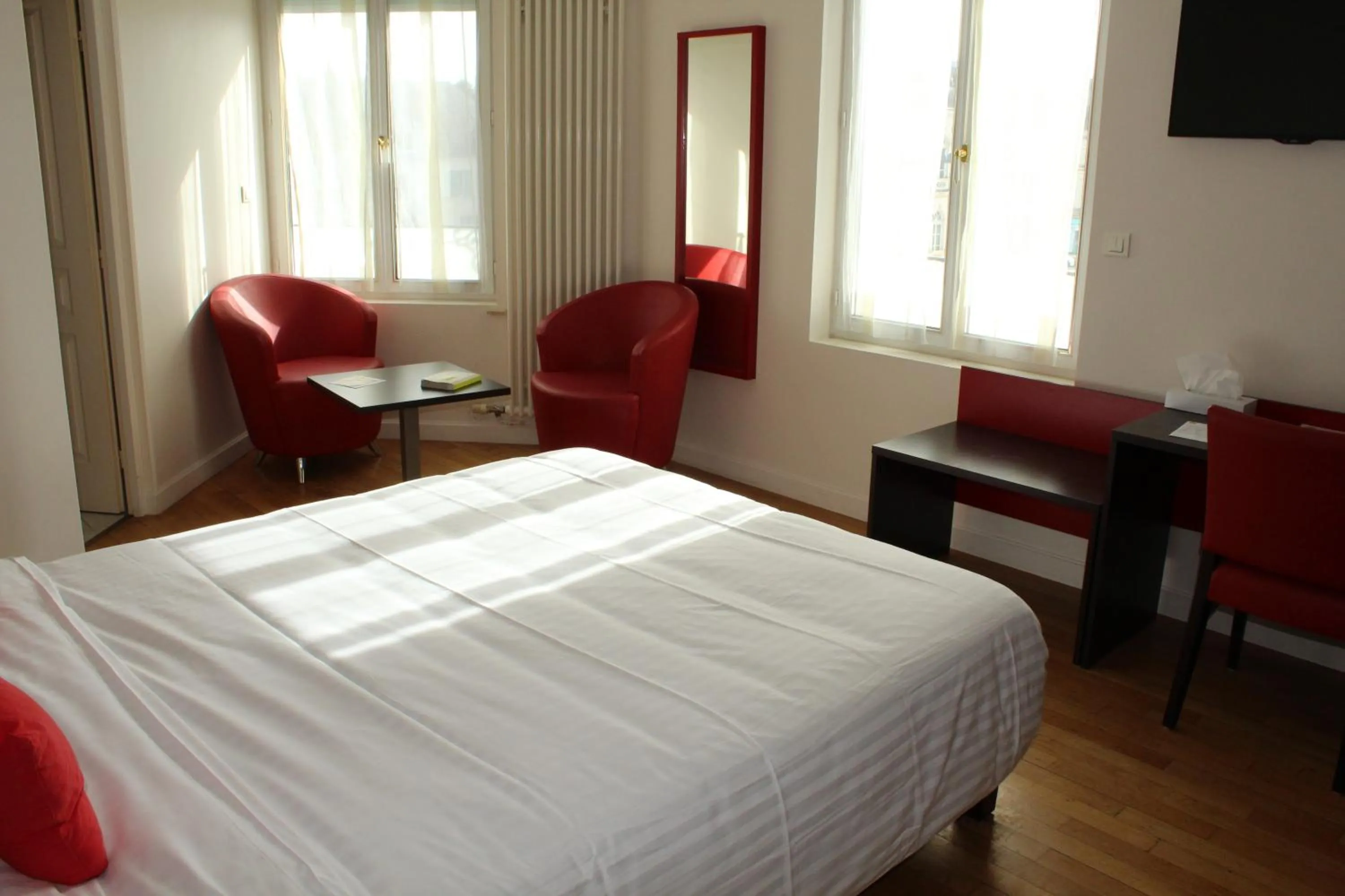 Coffee/tea facilities, Bed in Logis Le Grand Hotel