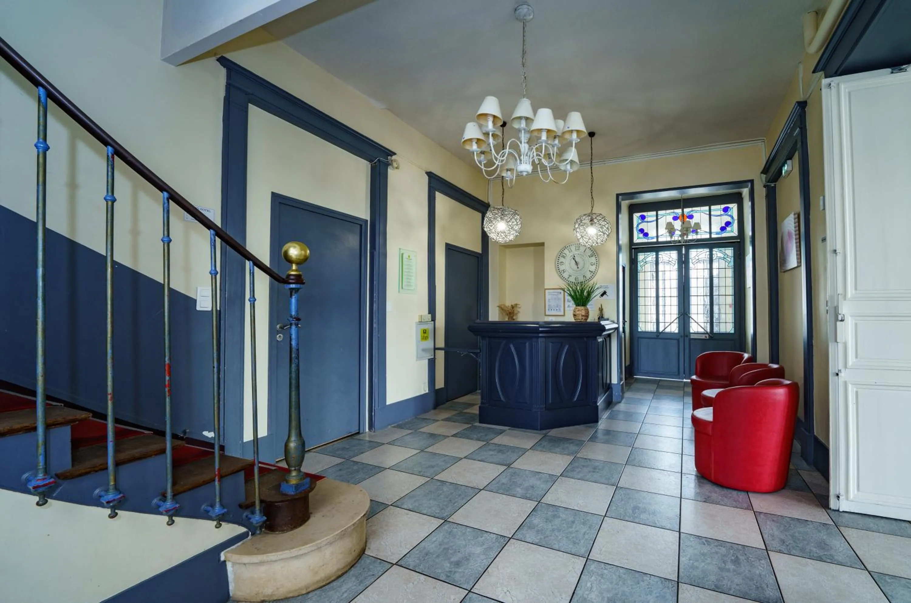 Lobby or reception in Logis Le Grand Hotel