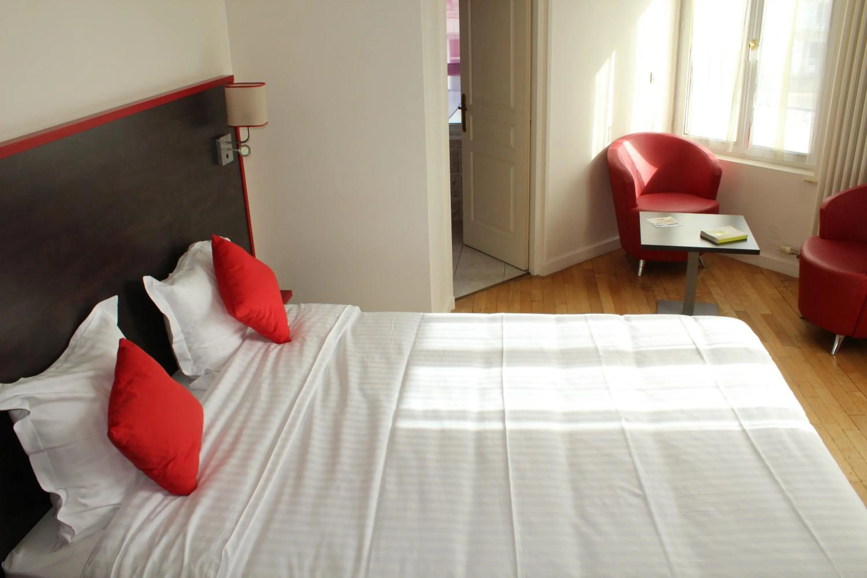 Coffee/tea facilities, Bed in Logis Le Grand Hotel