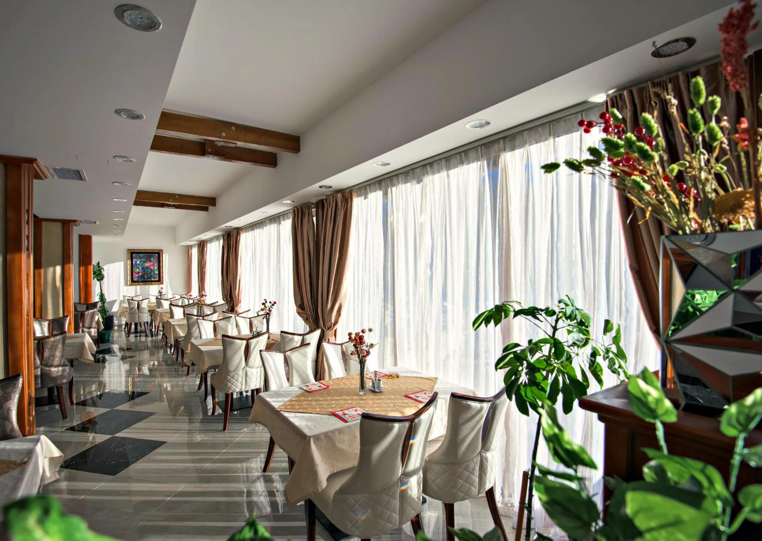 Restaurant/places to eat in Hotel Iris