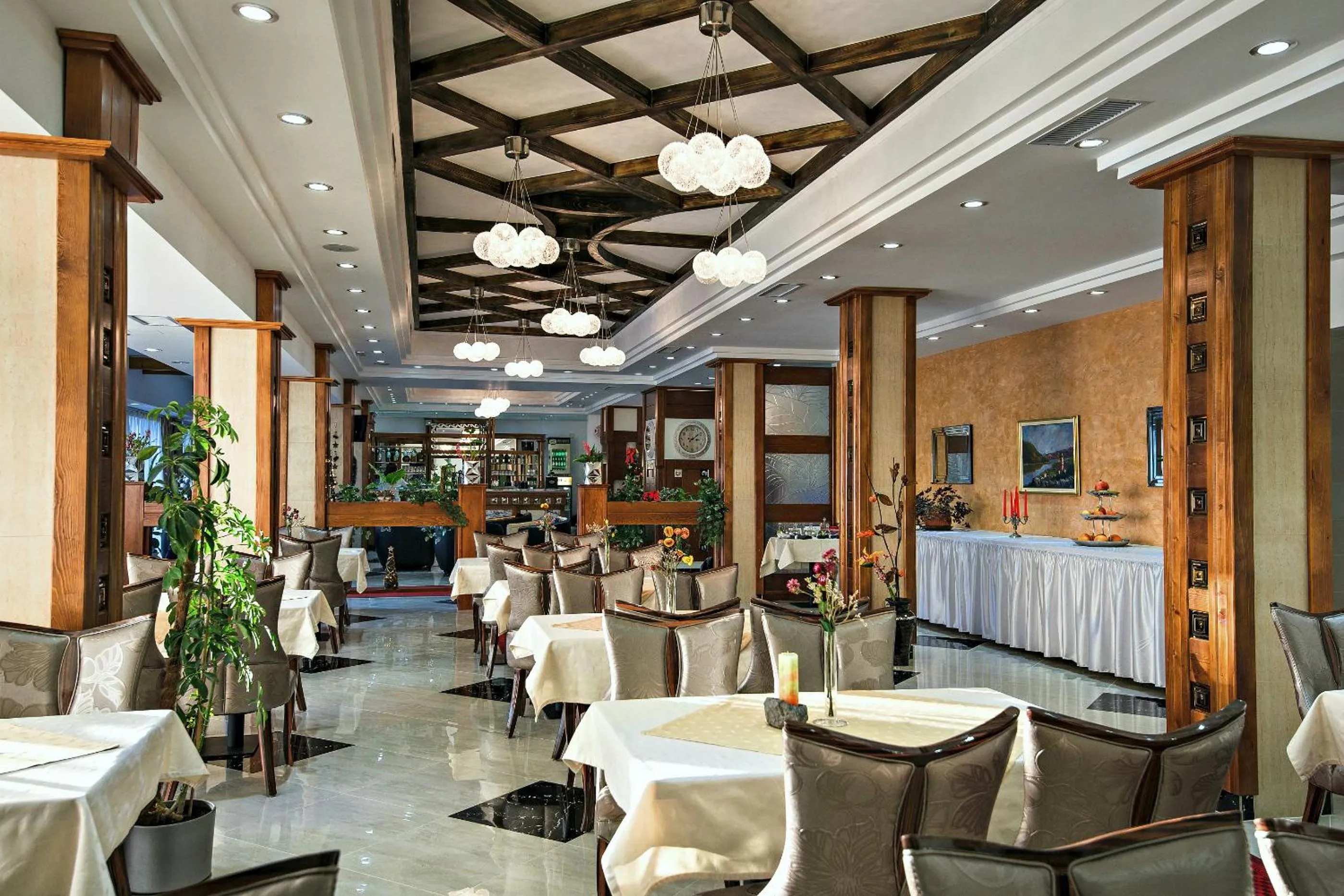 Restaurant/places to eat in Hotel Iris
