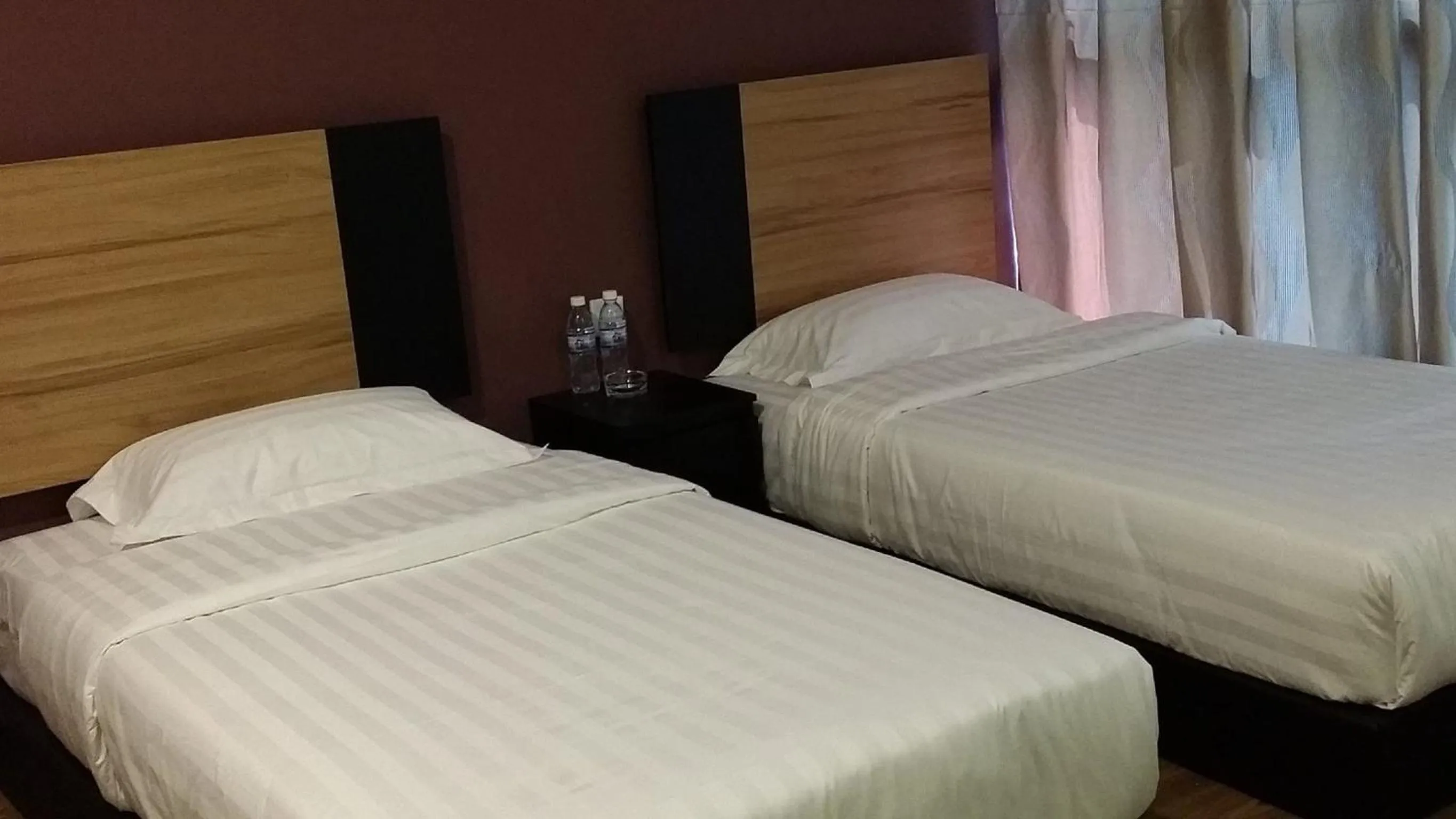 Bedroom, Bed in Amigo Hotel