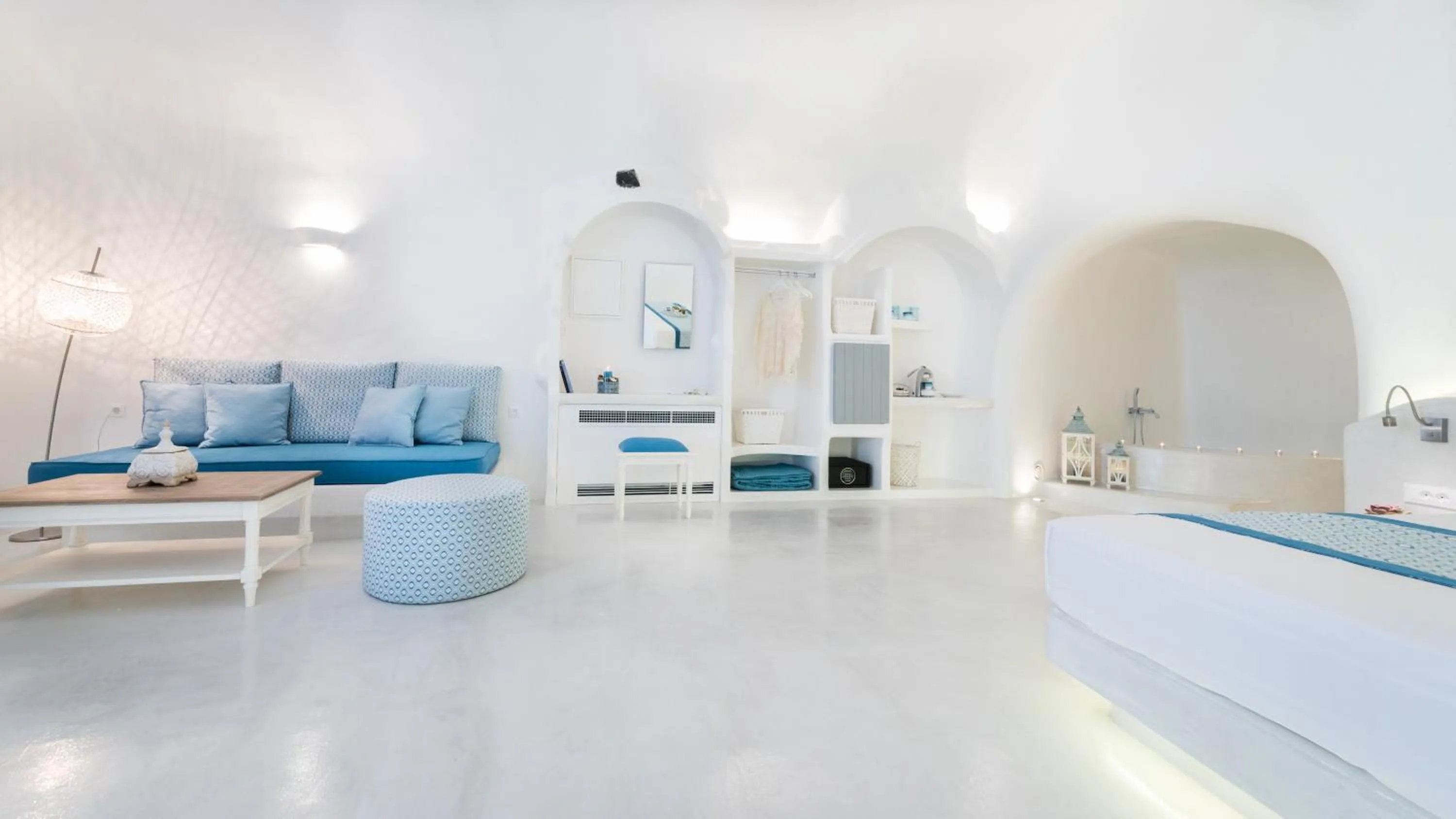 Bed in Maregio Suites