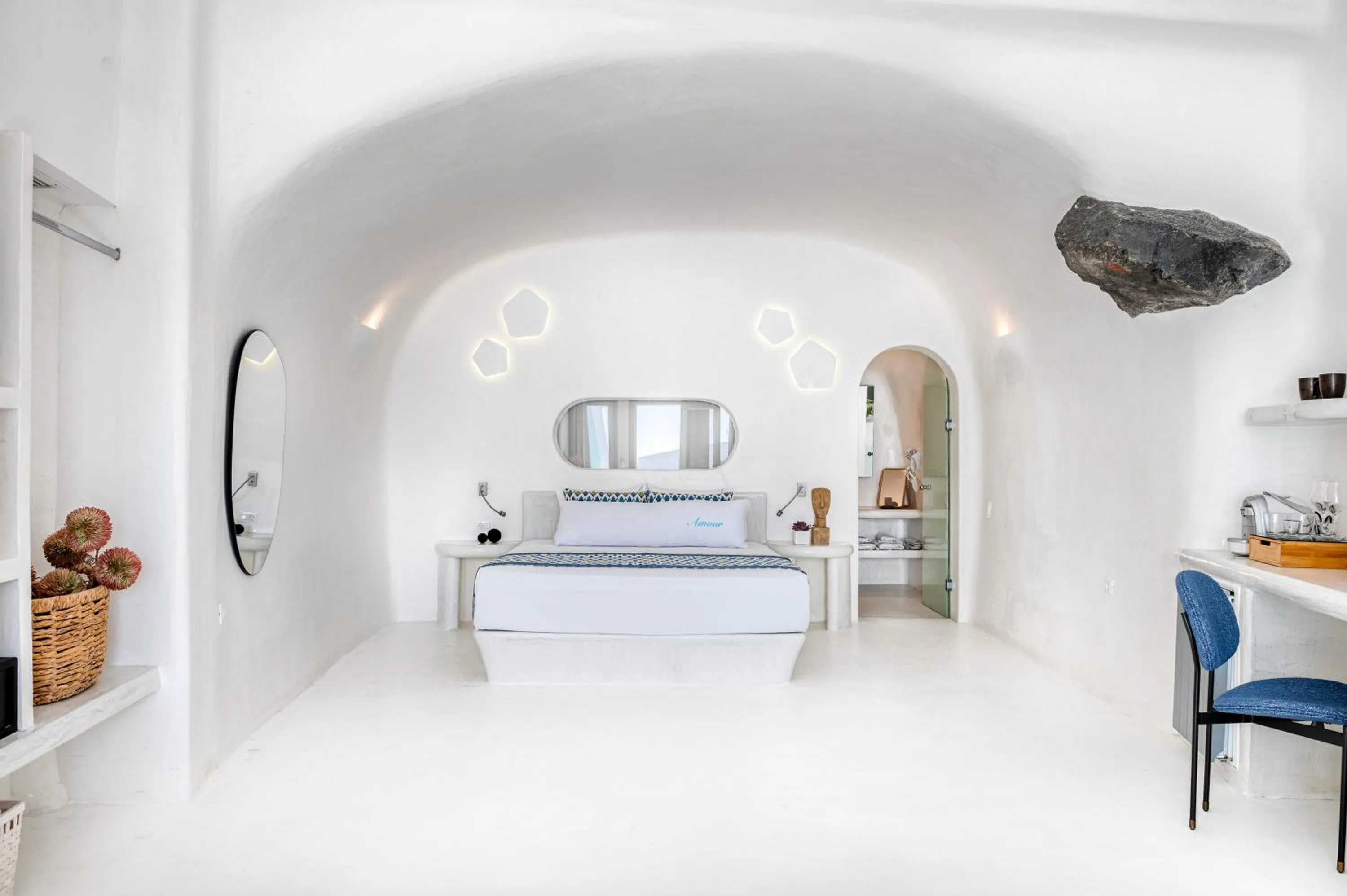 Bed in Maregio Suites