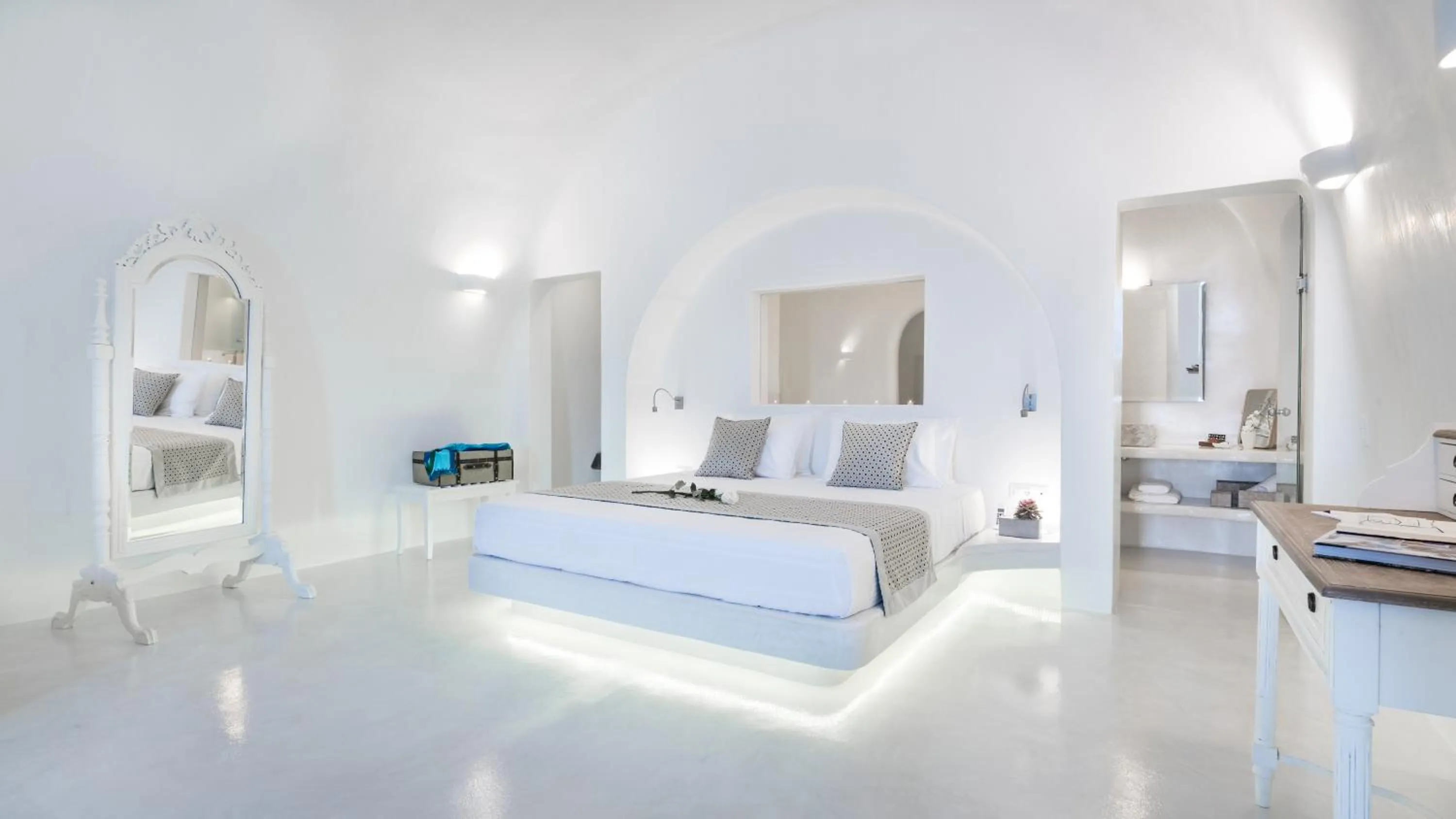 Bed in Maregio Suites