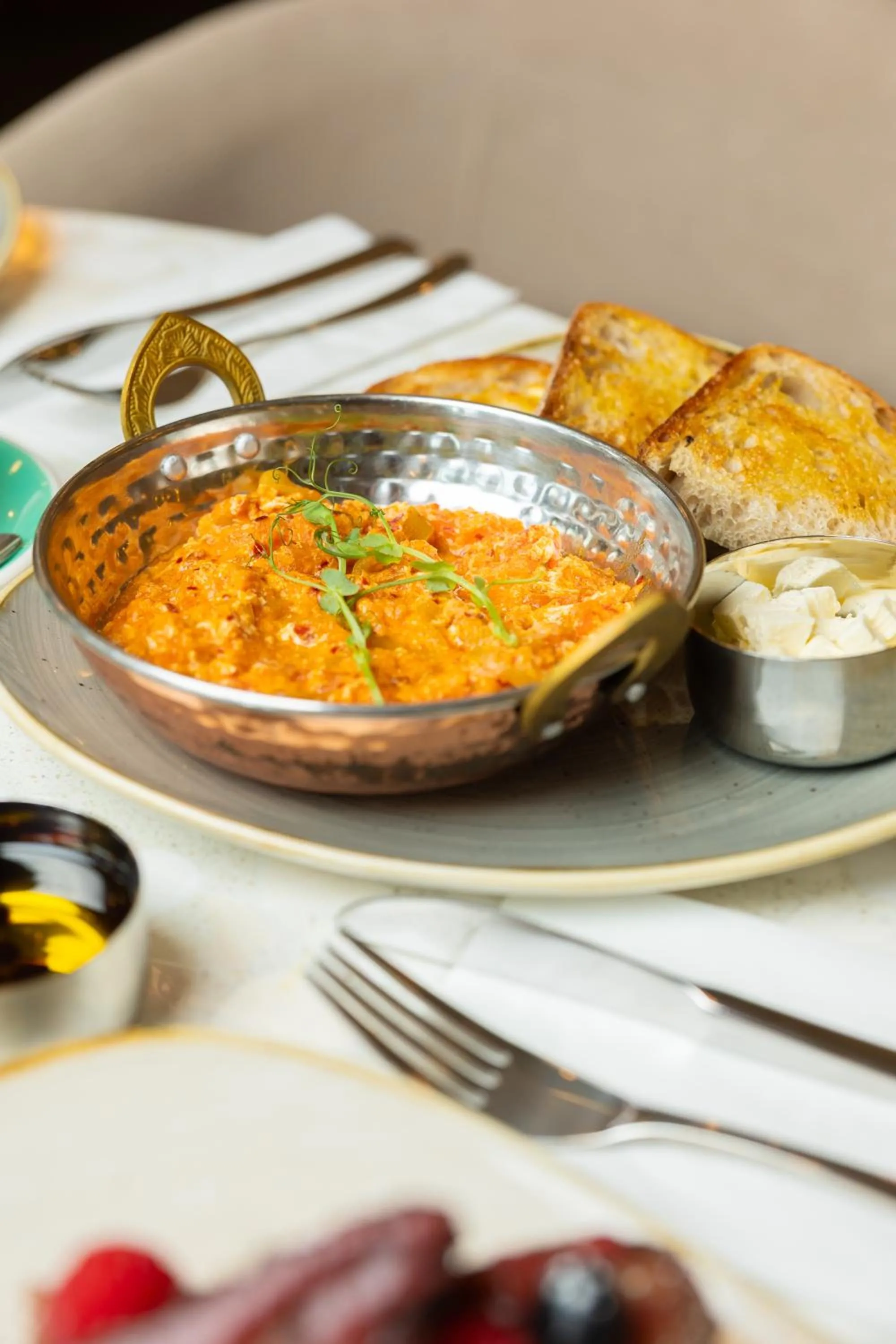 Restaurant/places to eat in The Lion & Key Hotel