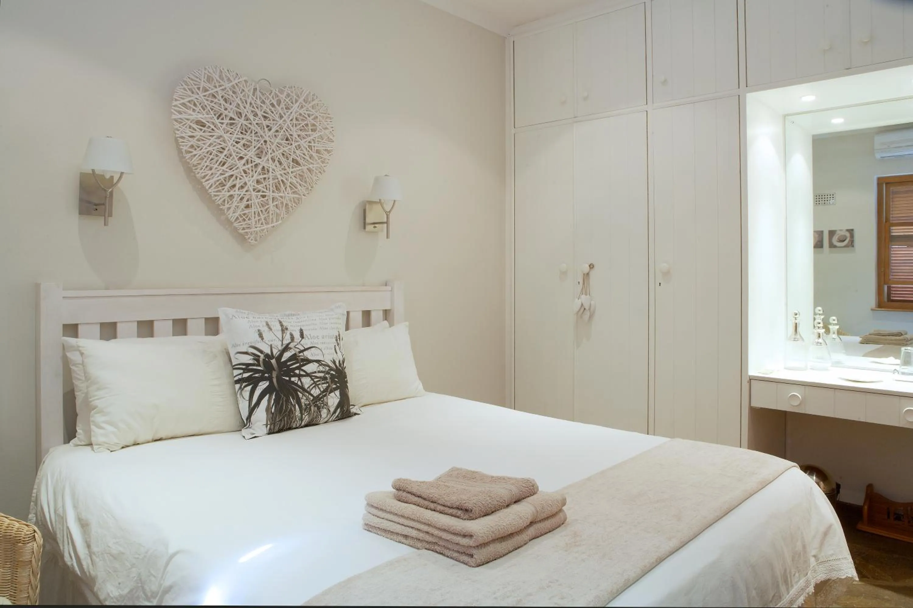 Photo of the whole room, Bed in Yellow Aloe