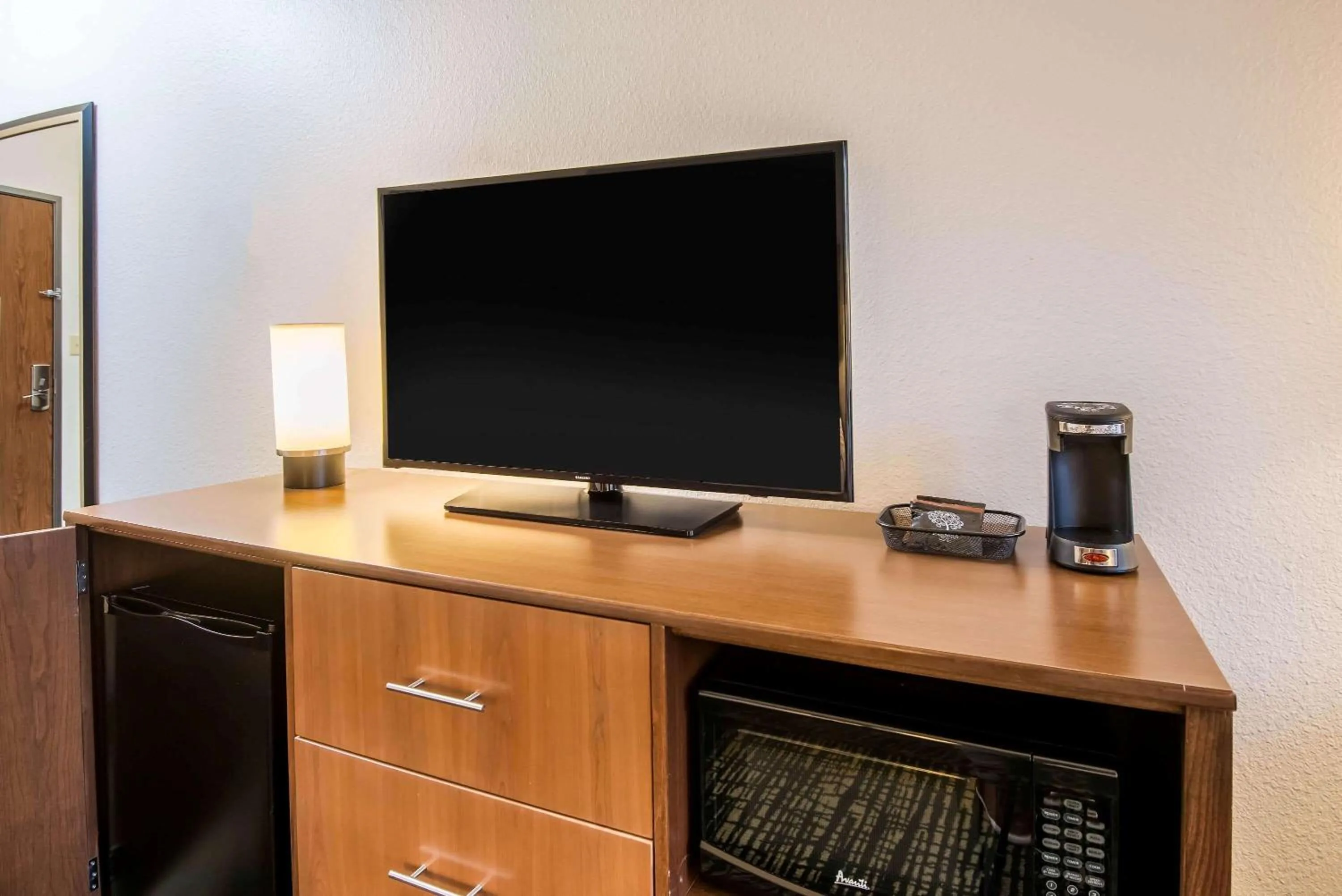 Photo of the whole room in La Quinta by Wyndham Morgantown