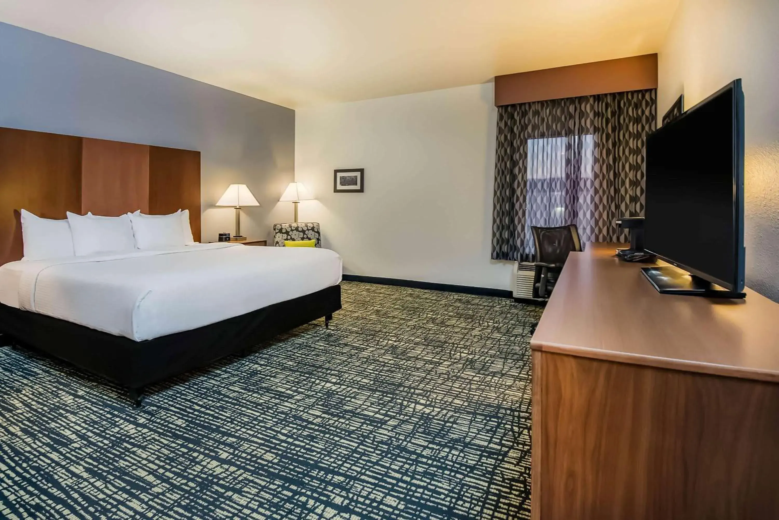 Deluxe King Room with Roll In Shower - Mobility Accessible/Non-Smoking in La Quinta by Wyndham Morgantown Deluxe King Room with Roll In Shower - Mobility Accessible/Non-Smoking in La Quinta by Wyndham Morgantown