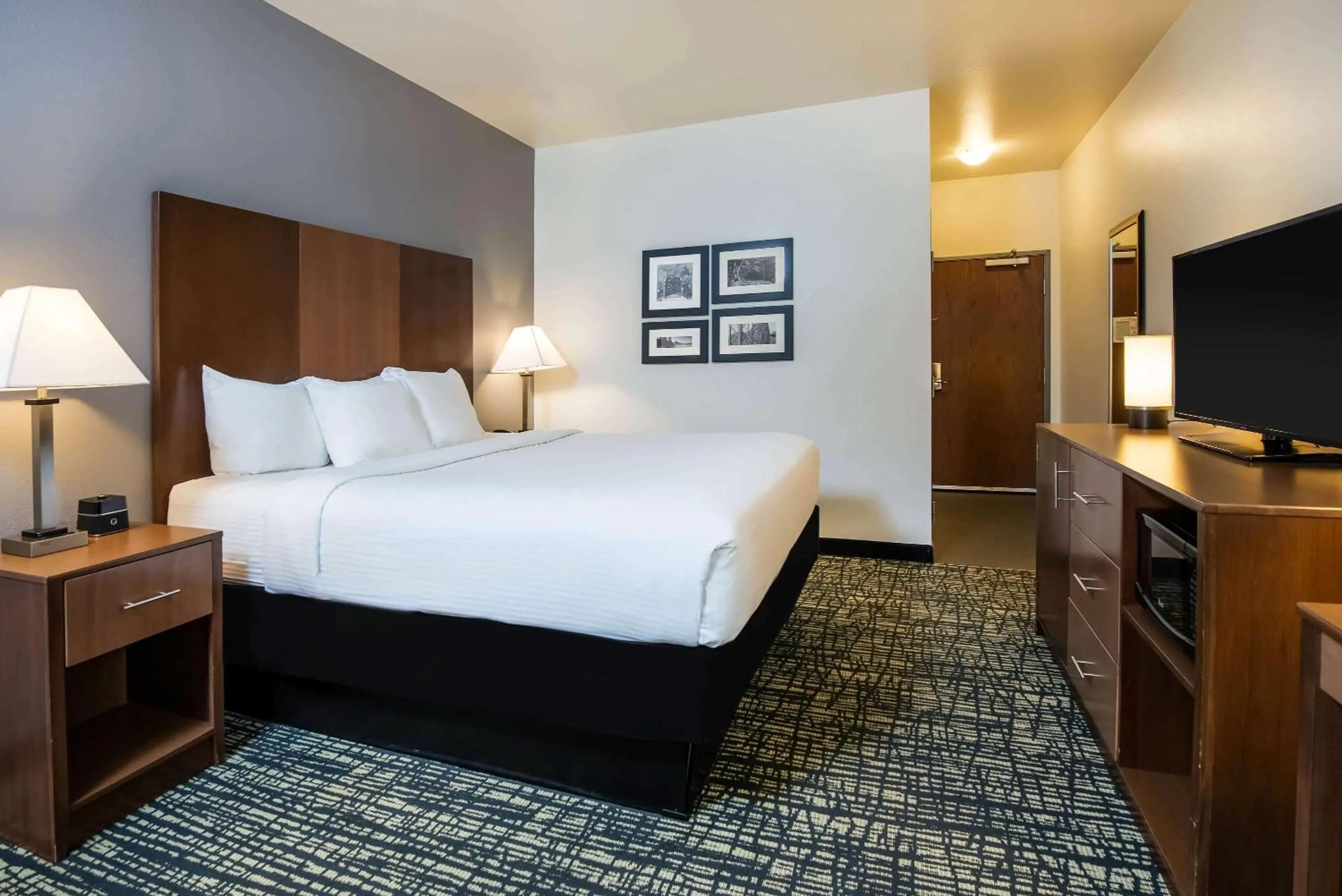 Photo of the whole room, Bed in La Quinta by Wyndham Morgantown