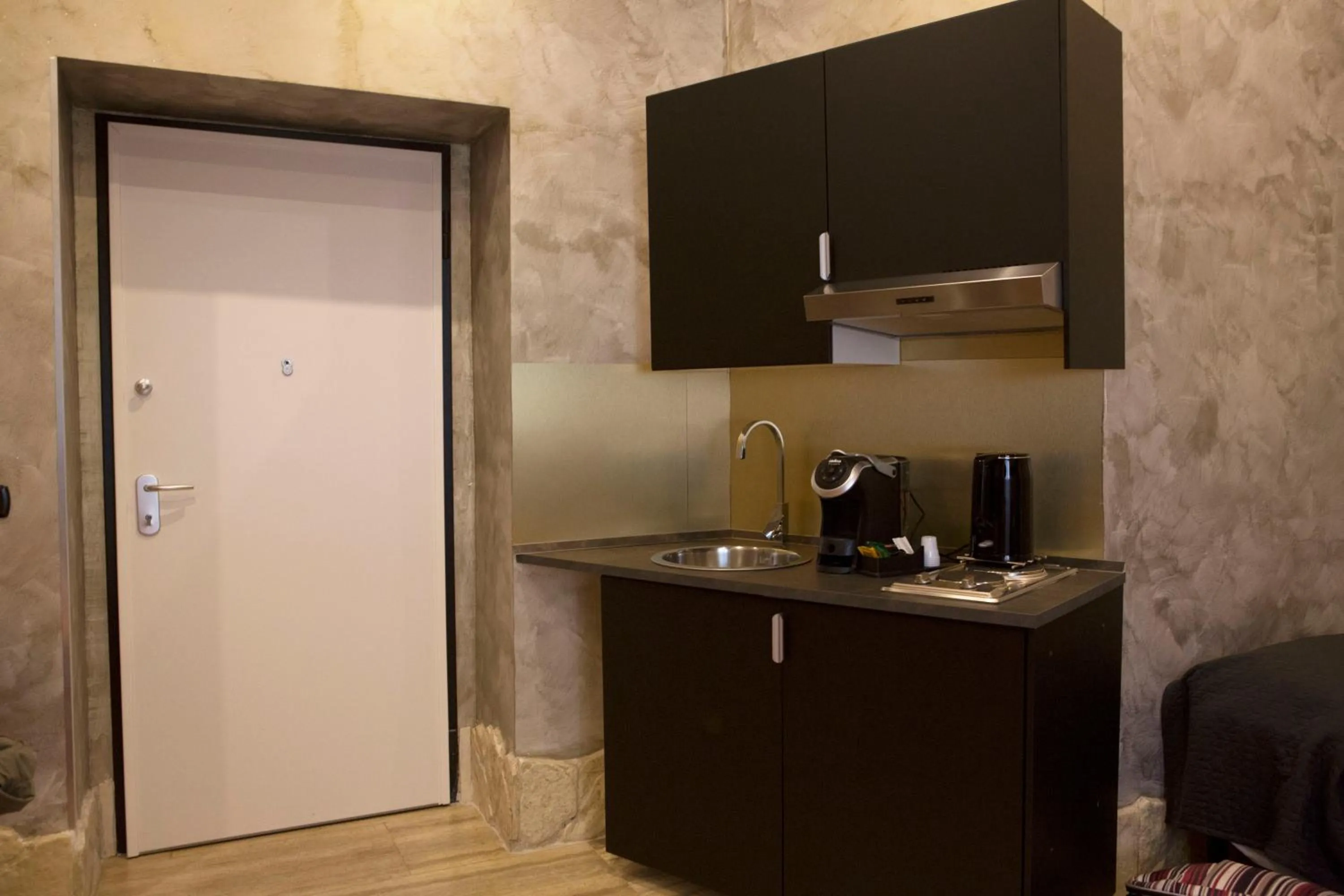 Coffee/tea facilities in Jadore Monic