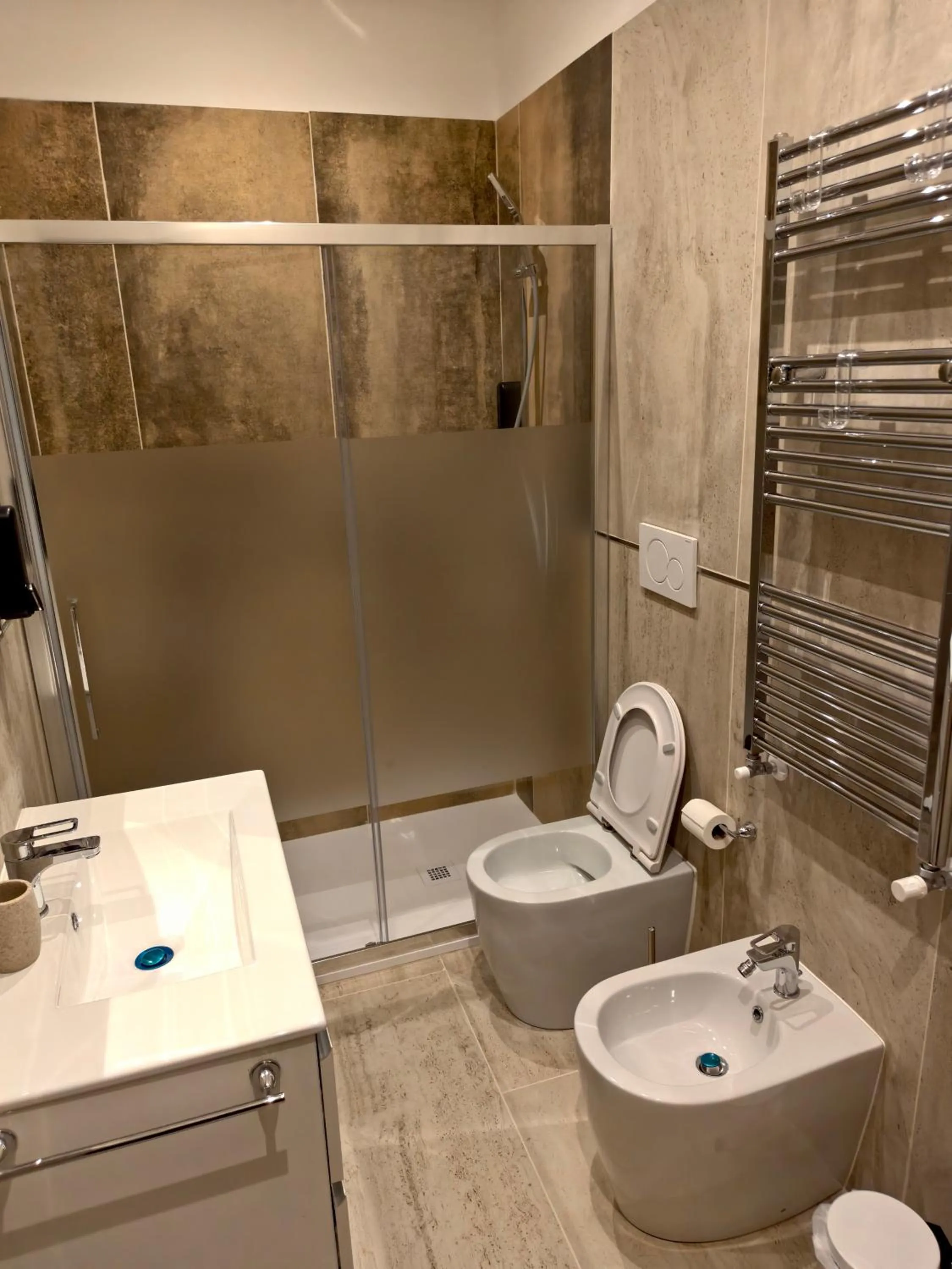 Shower in Jadore Monic